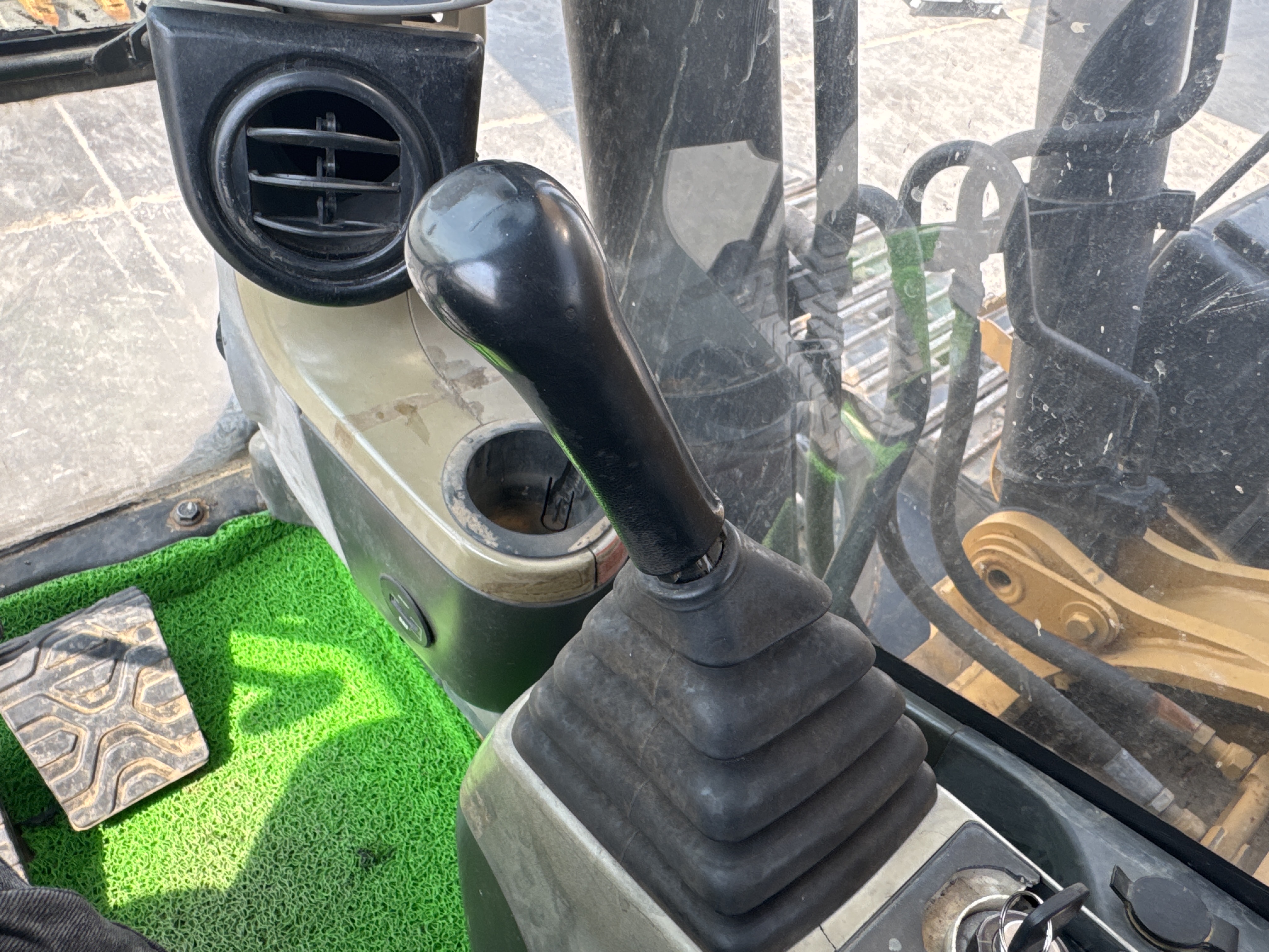 MDX-009-Cat-320D2-Medium-excavators-inspection-Cabin-Joysticks-1