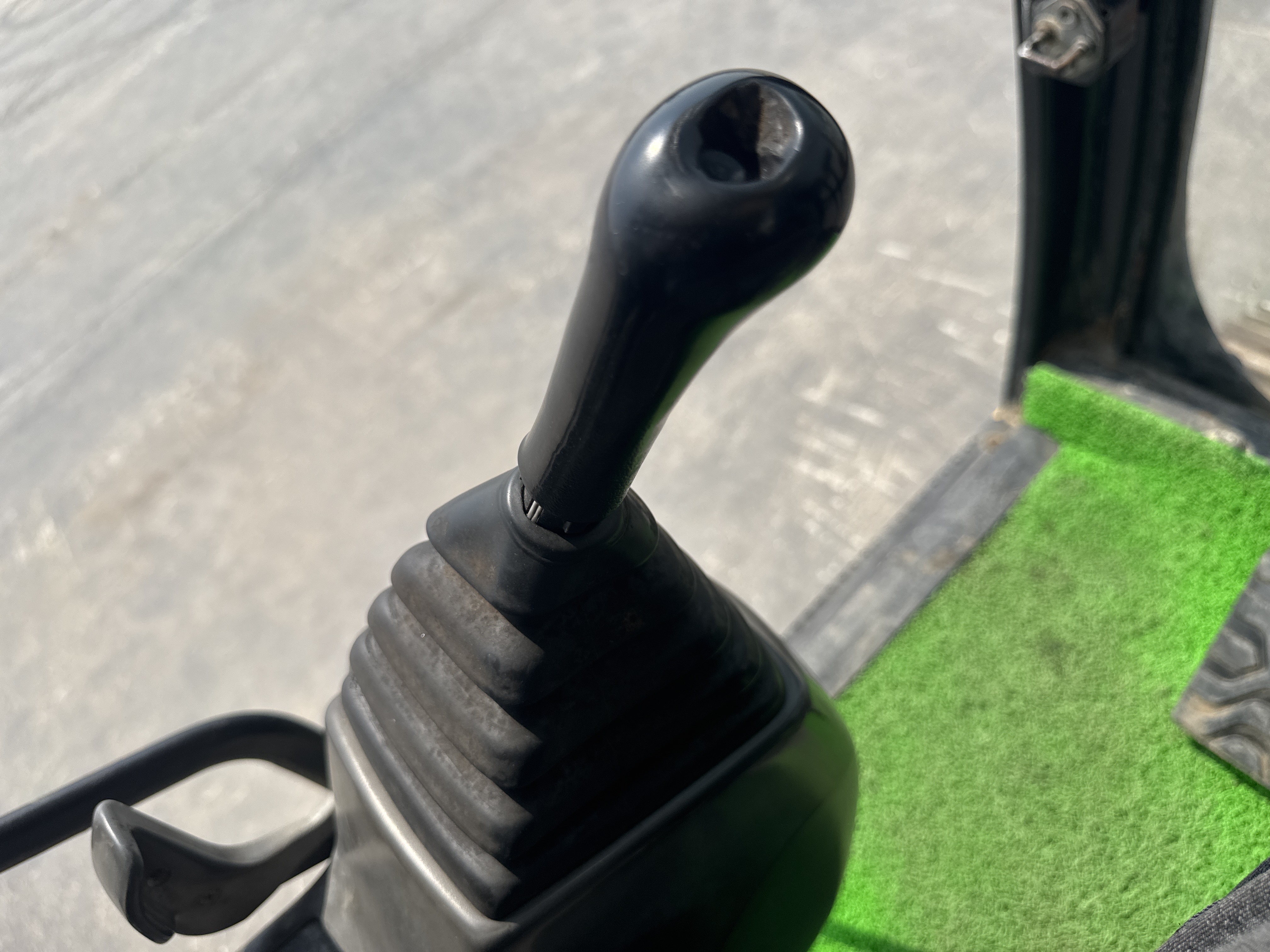MDX-009-Cat-320D2-Medium-excavators-inspection-Cabin-Joysticks-1