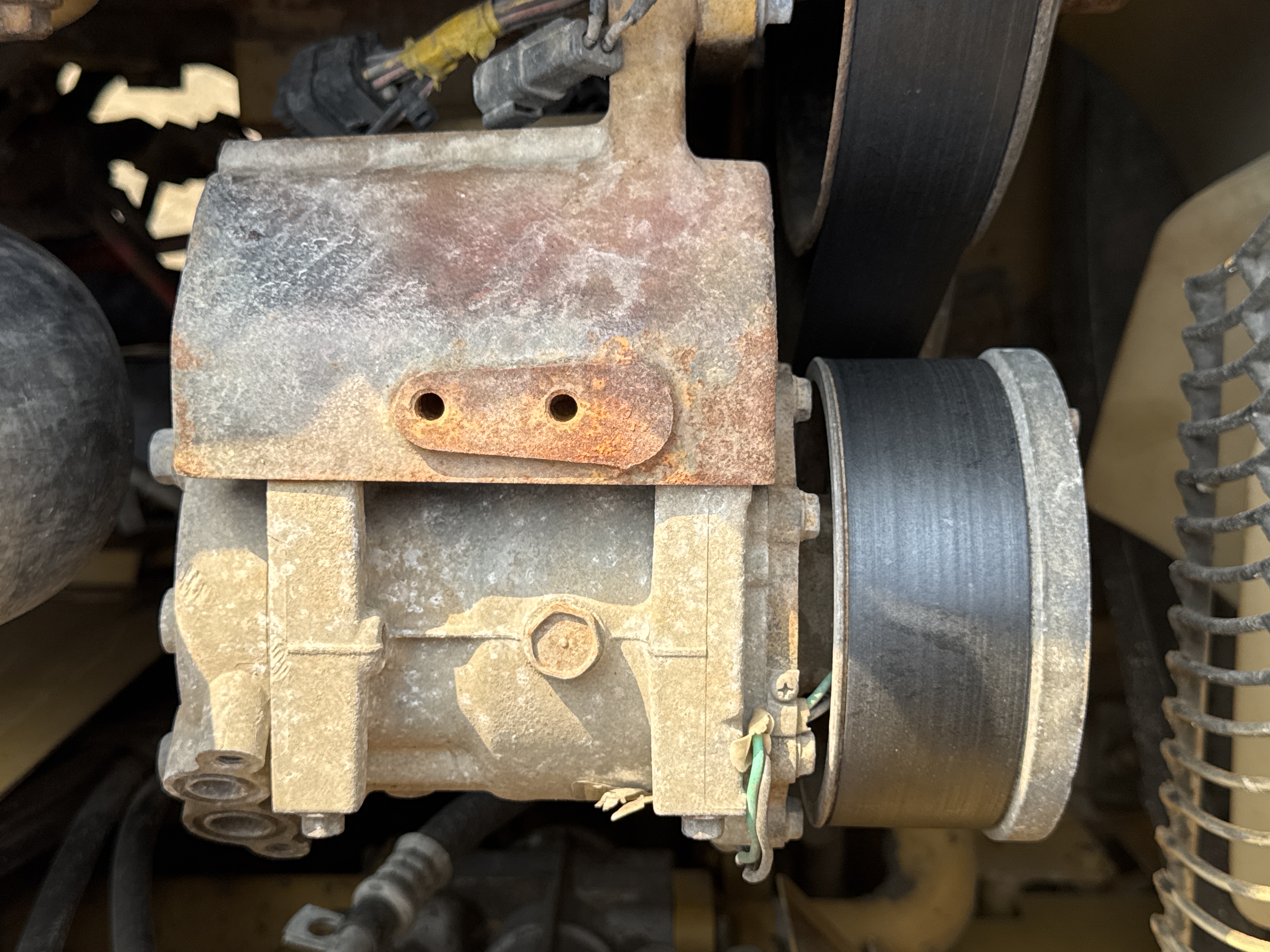 MDX-009-Cat-320D2-Medium-excavators-inspection-Air-conditioning-A/C-compressor-2