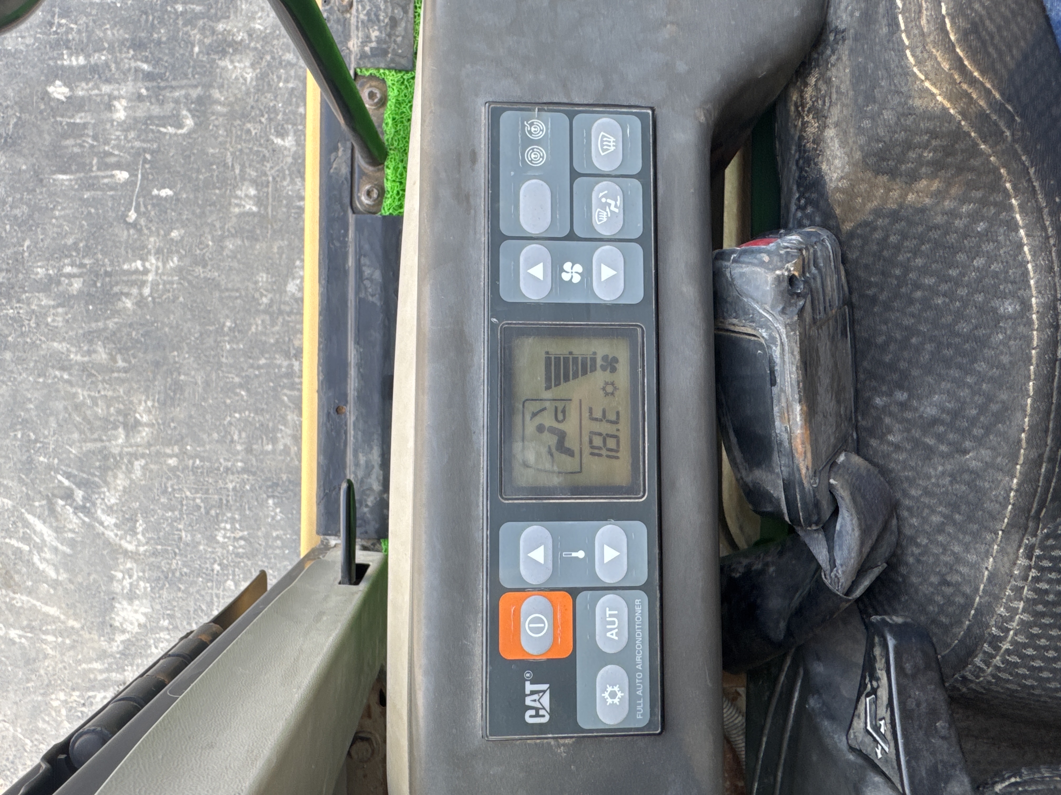 MDX-009-Cat-320D2-Medium-excavators-inspection-Air-conditioning-A/C-control-panel-1
