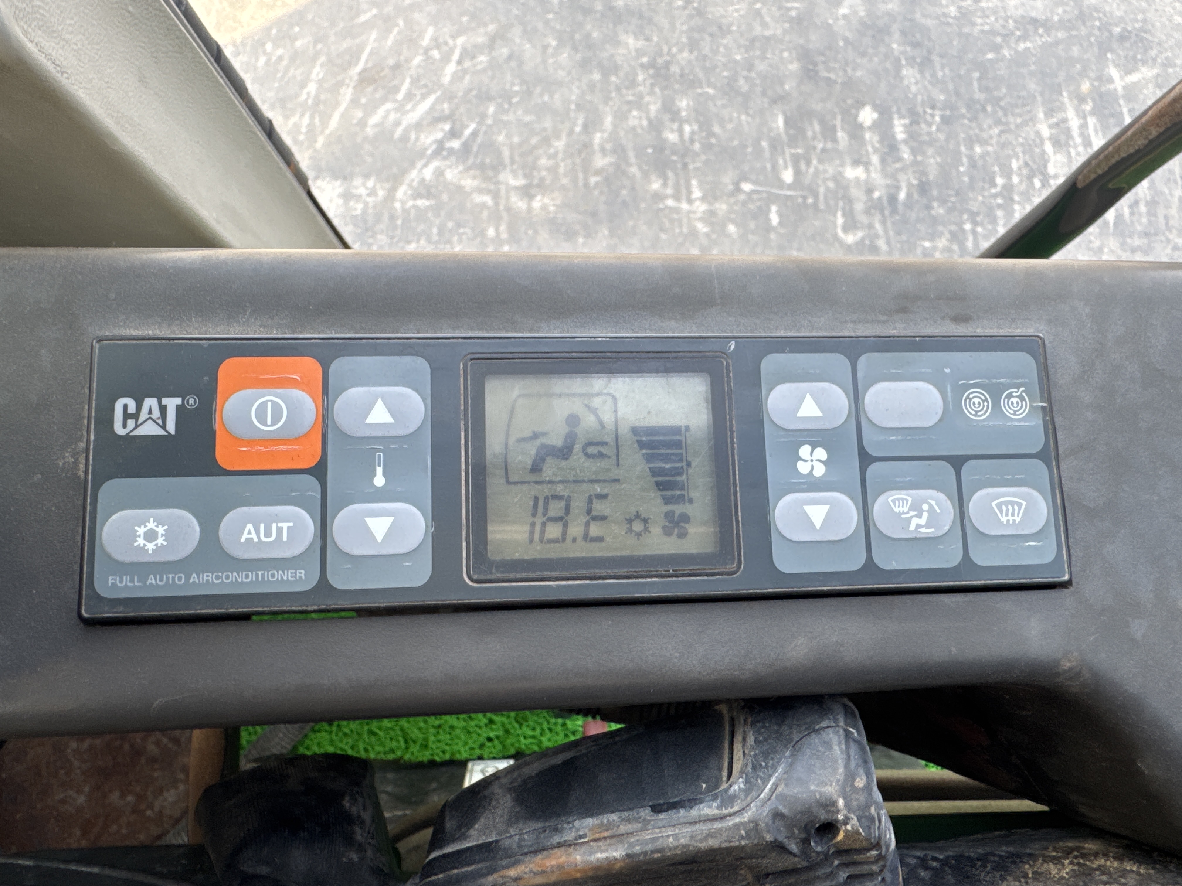 MDX-009-Cat-320D2-Medium-excavators-inspection-Air-conditioning-A/C-control-panel-1