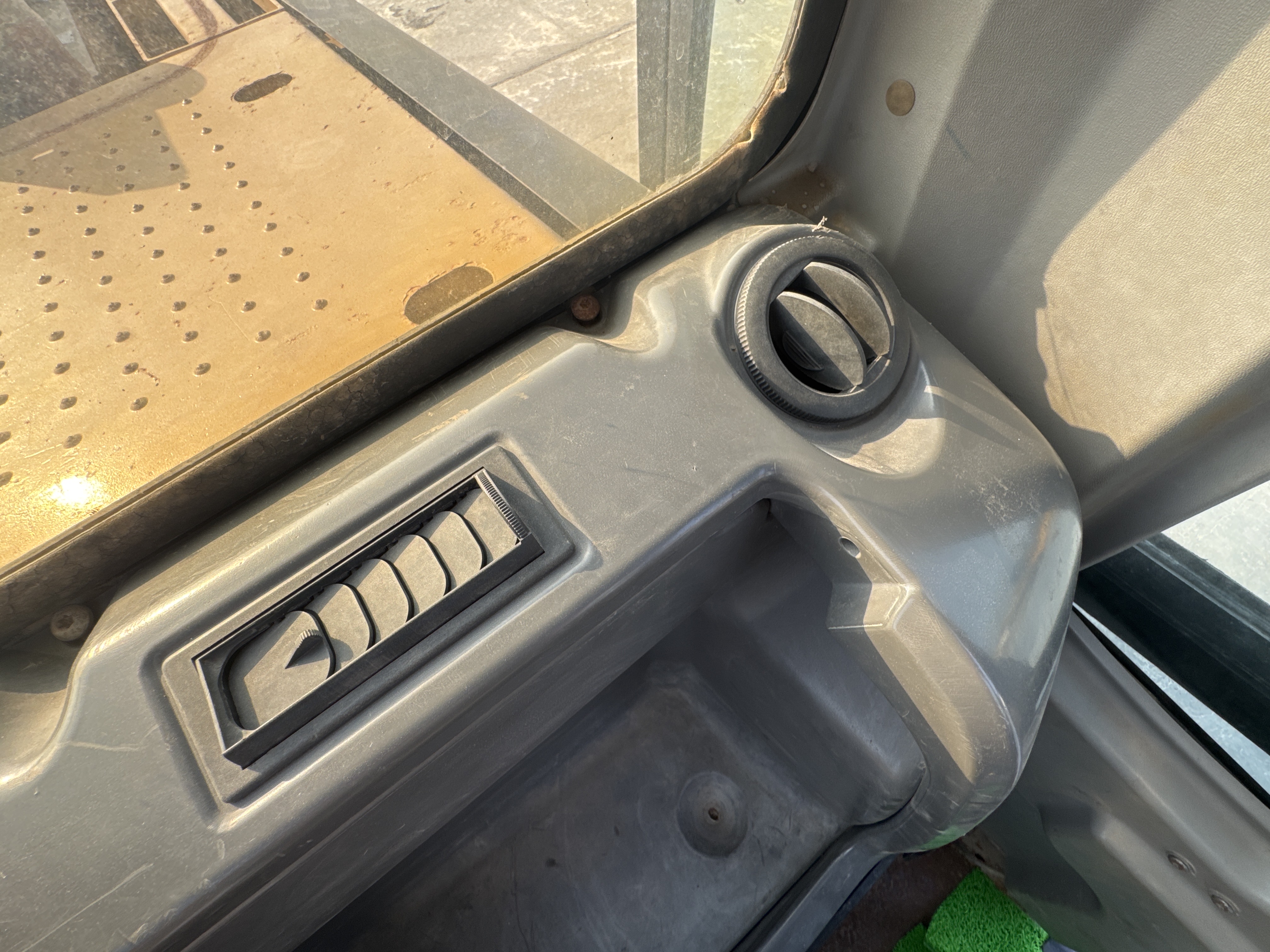 MDX-009-Cat-320D2-Medium-excavators-inspection-Air-conditioning-Vents-and-air-flow-2