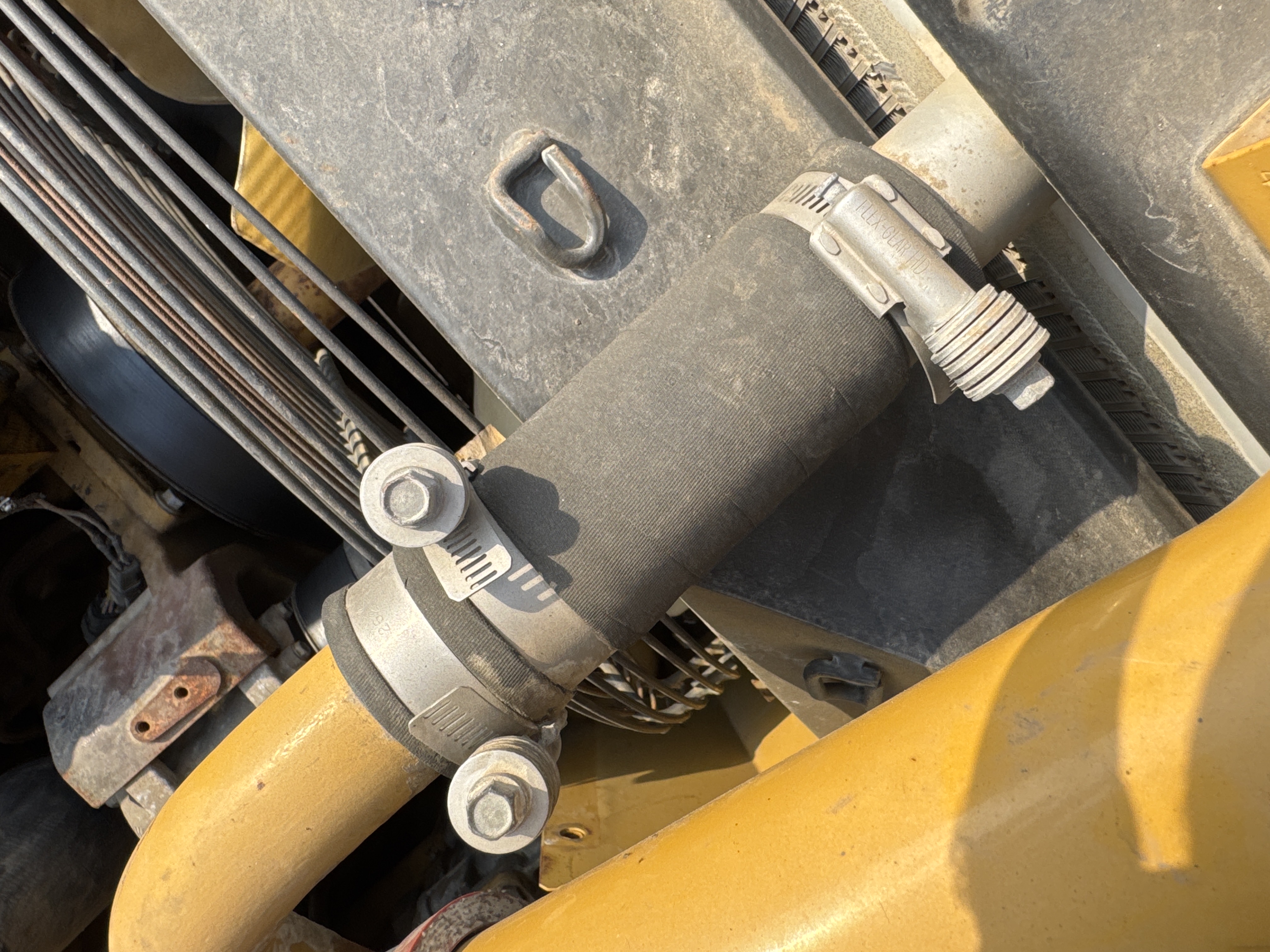 MDX-009-Cat-320D2-Medium-excavators-inspection-Engine-Hoses-2
