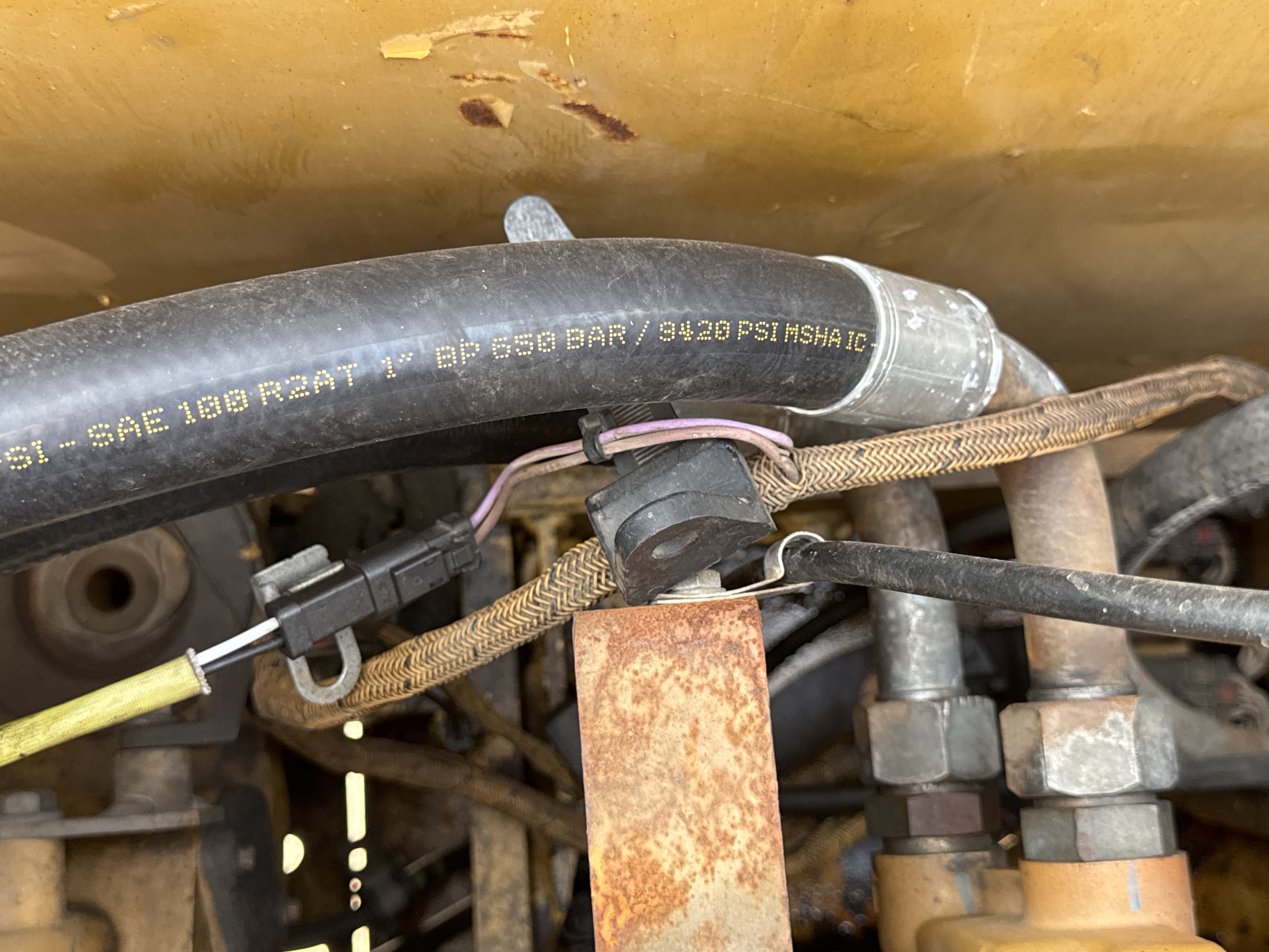 MDX-009-Cat-320D2-Medium-excavators-inspection-Engine-Hoses-2