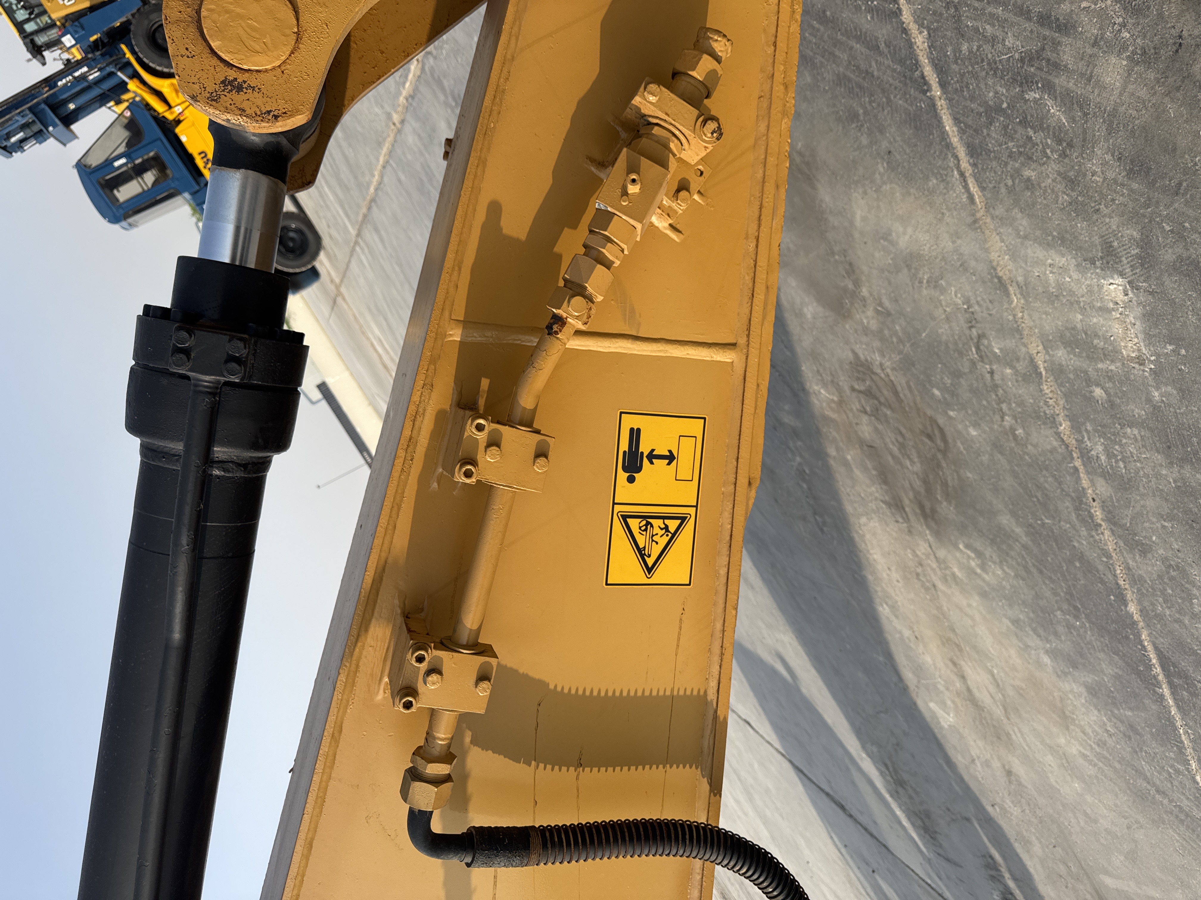 MDX-009-Cat-320D2-Medium-excavators-inspection-Hydraulics-Attachment-piping-2