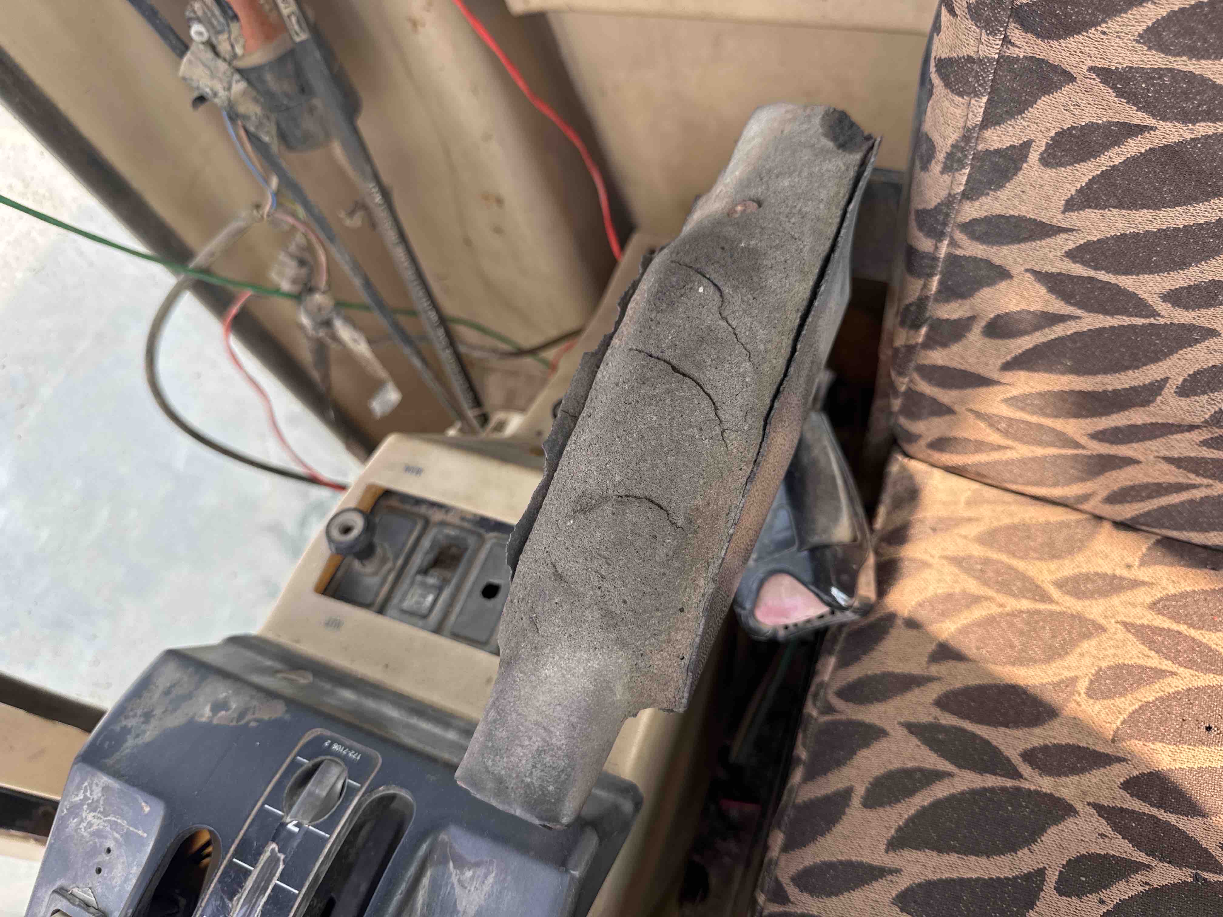 MGG-001-Cat-140K-Motor-graders-inspection-Cabin-Seats/armrests-2
