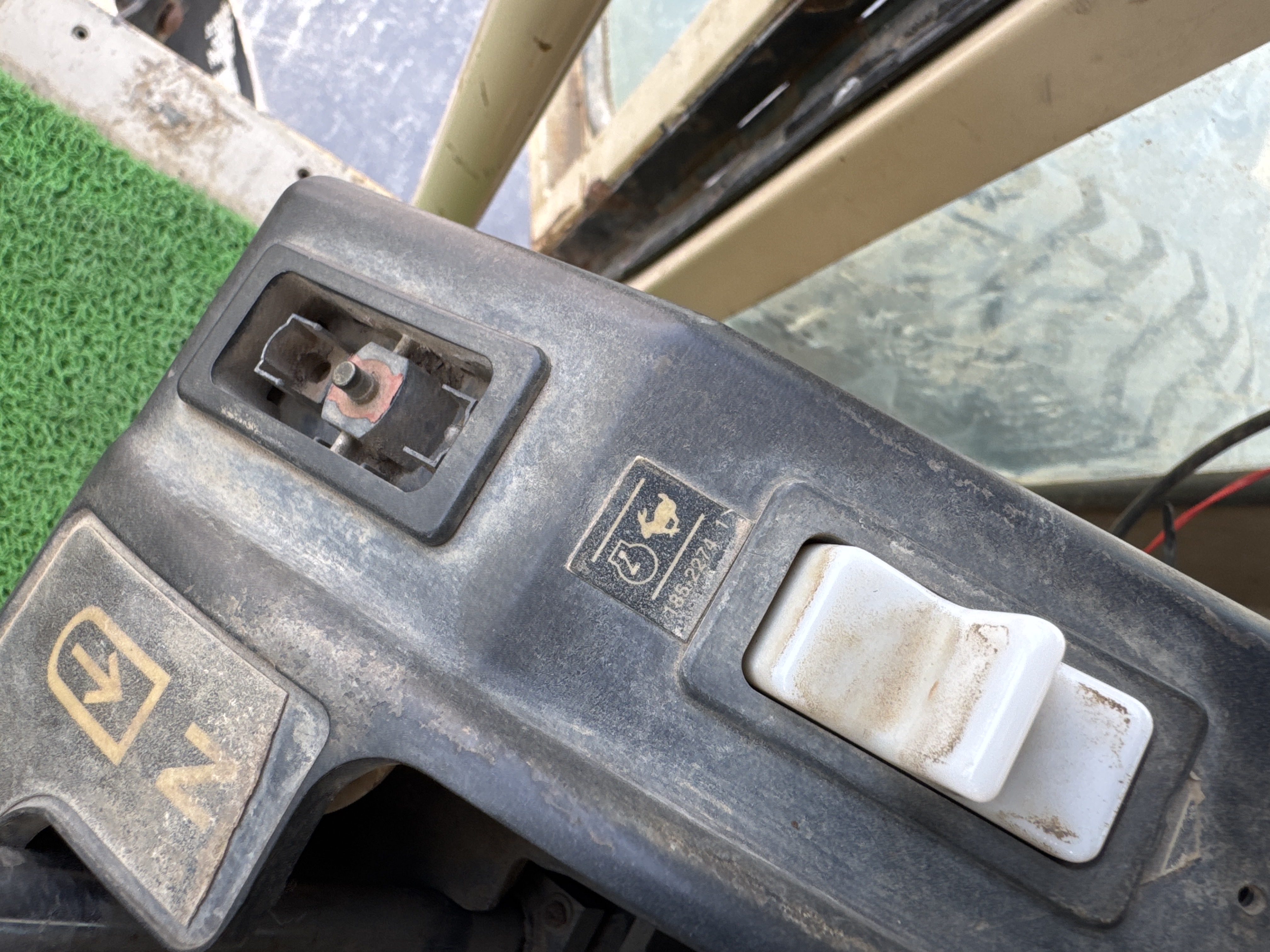MGG-001-Cat-140K-Motor-graders-inspection-Cabin-Electronic-instrument-board-1