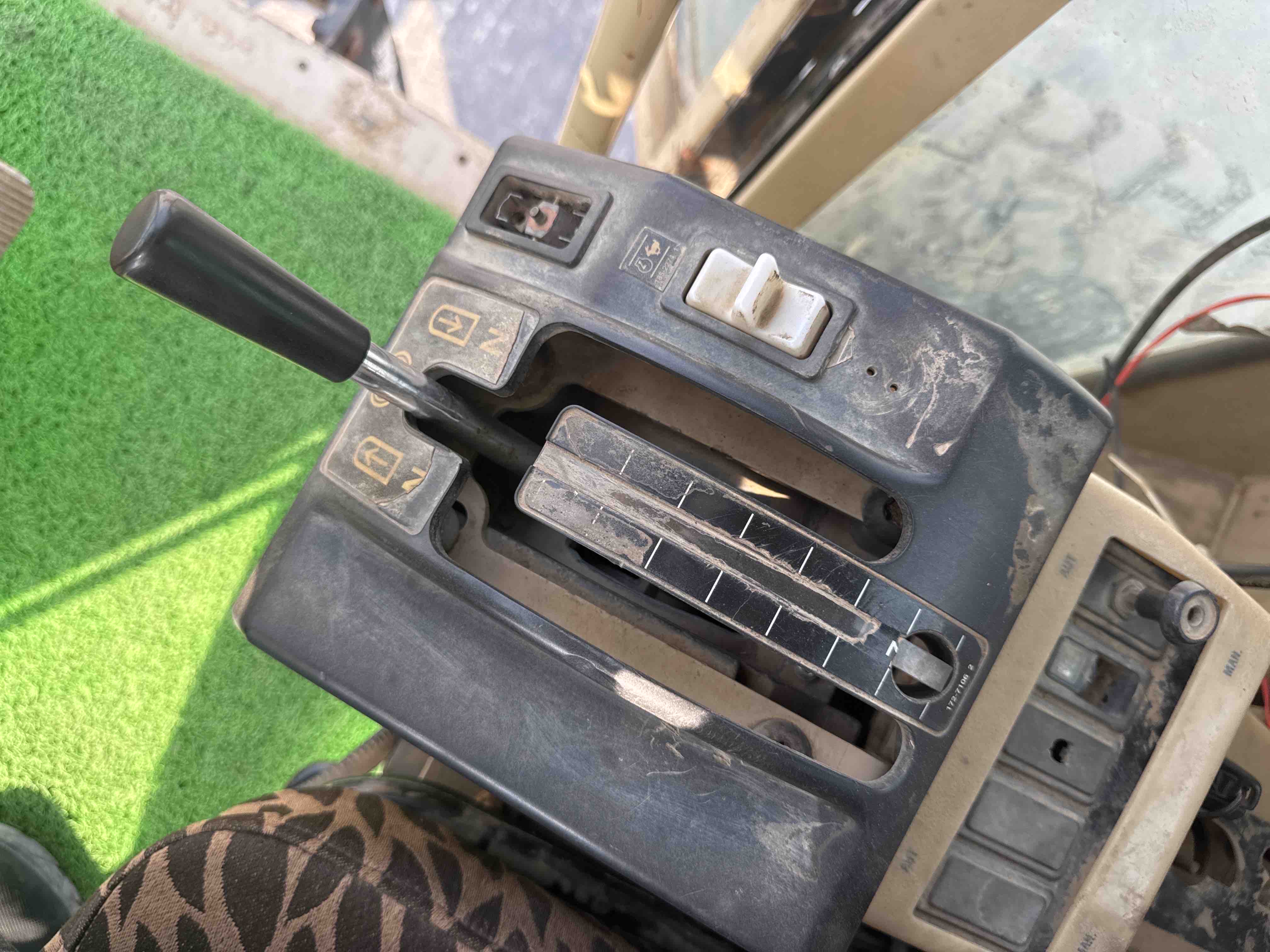 MGG-001-Cat-140K-Motor-graders-inspection-Cabin-Gear-lever-2