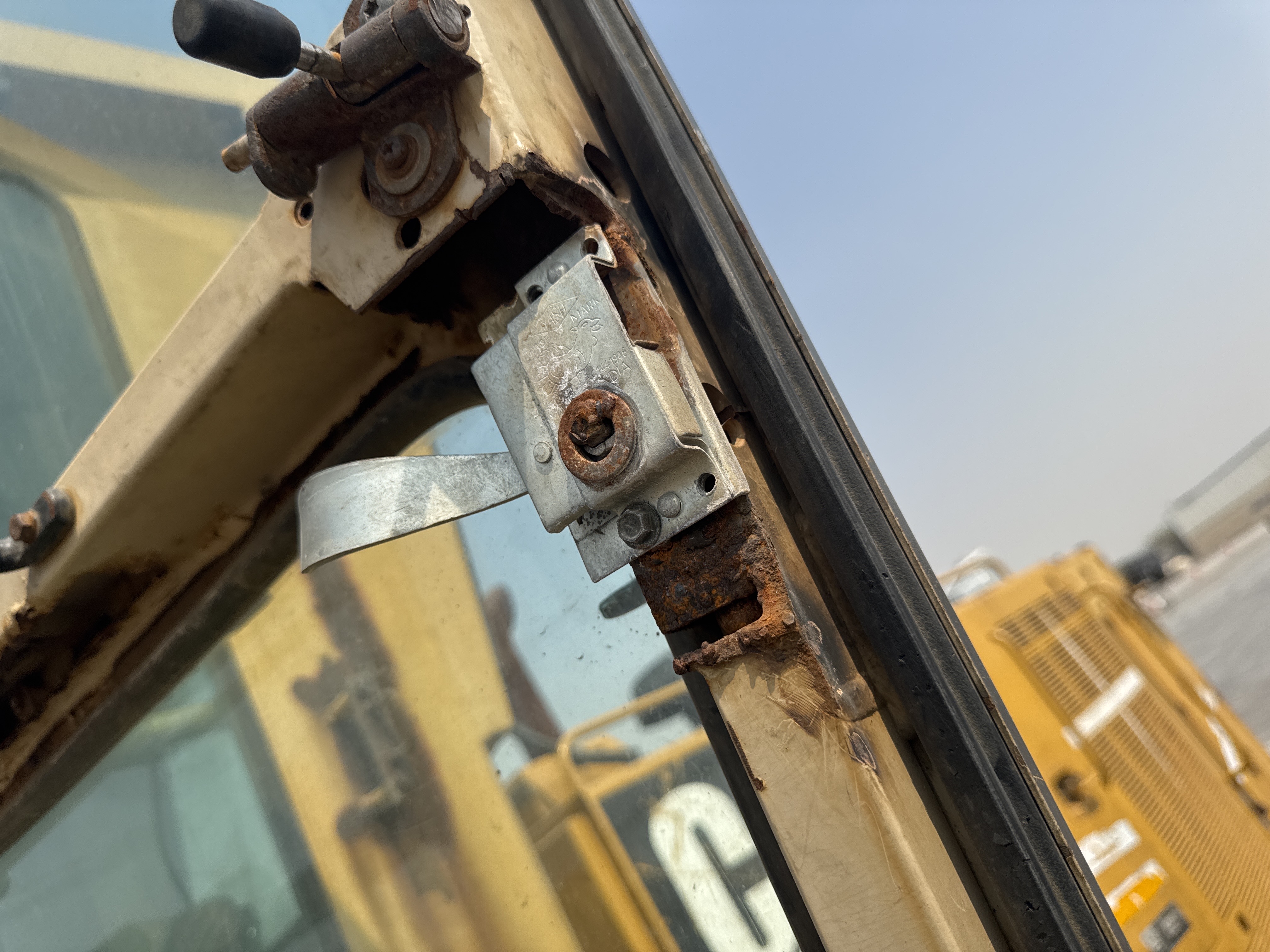 MGG-001-Cat-140K-Motor-graders-inspection-Cabin-Door-handles-2