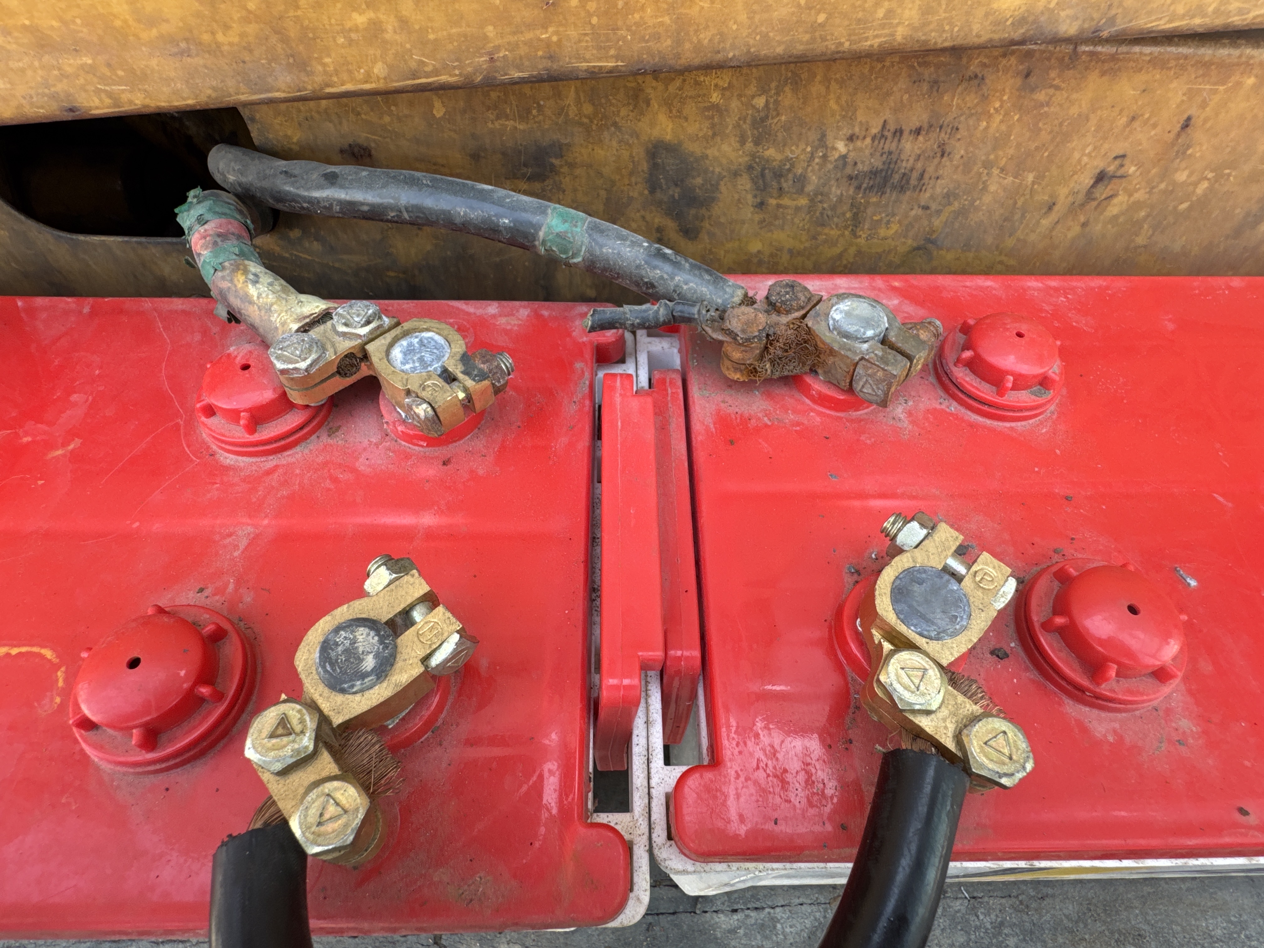 MGG-001-Cat-140K-Motor-graders-inspection-Electronics-Battery-2