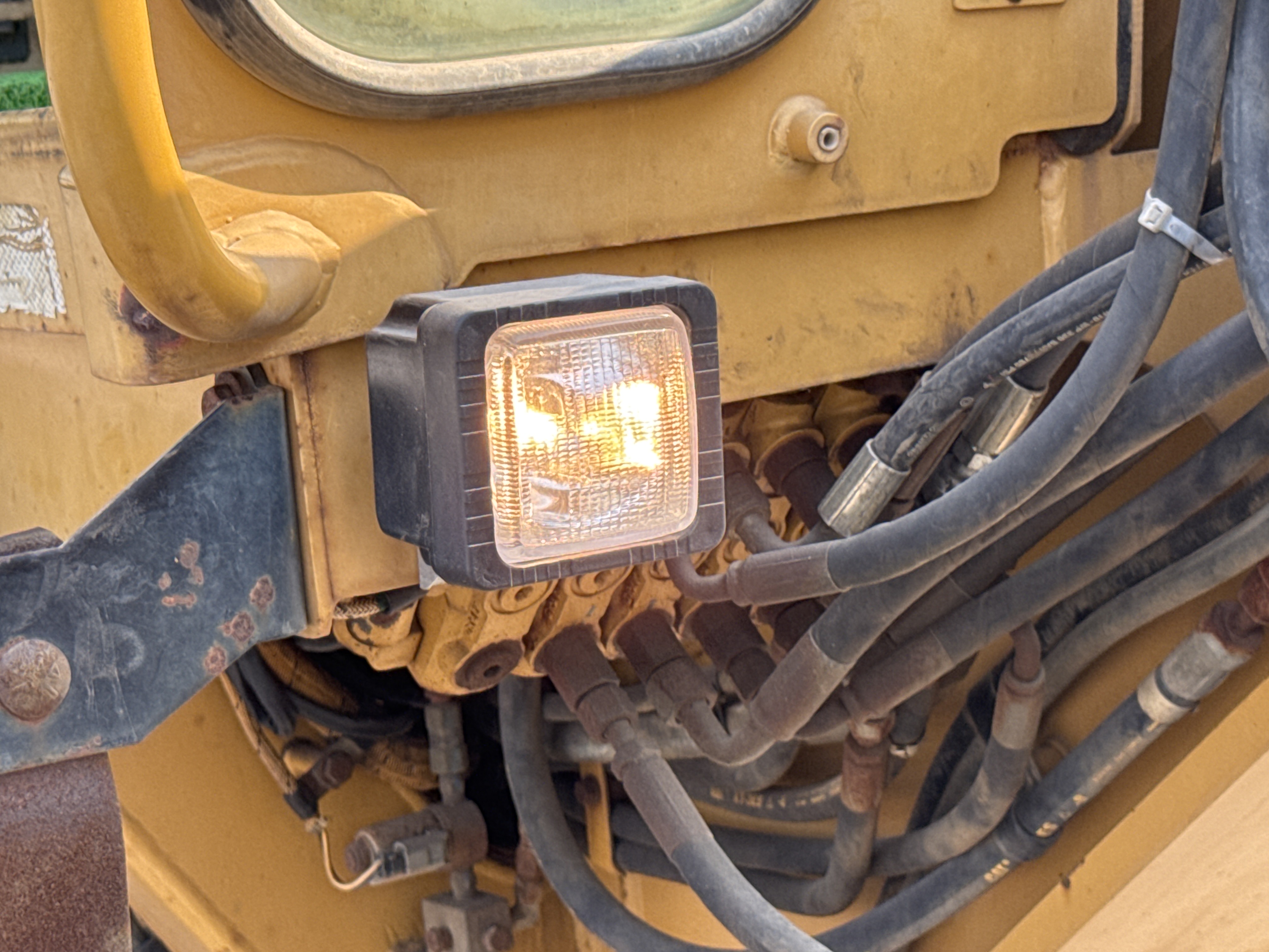 MGG-001-Cat-140K-Motor-graders-inspection-Electronics-Lights-and-signals-1