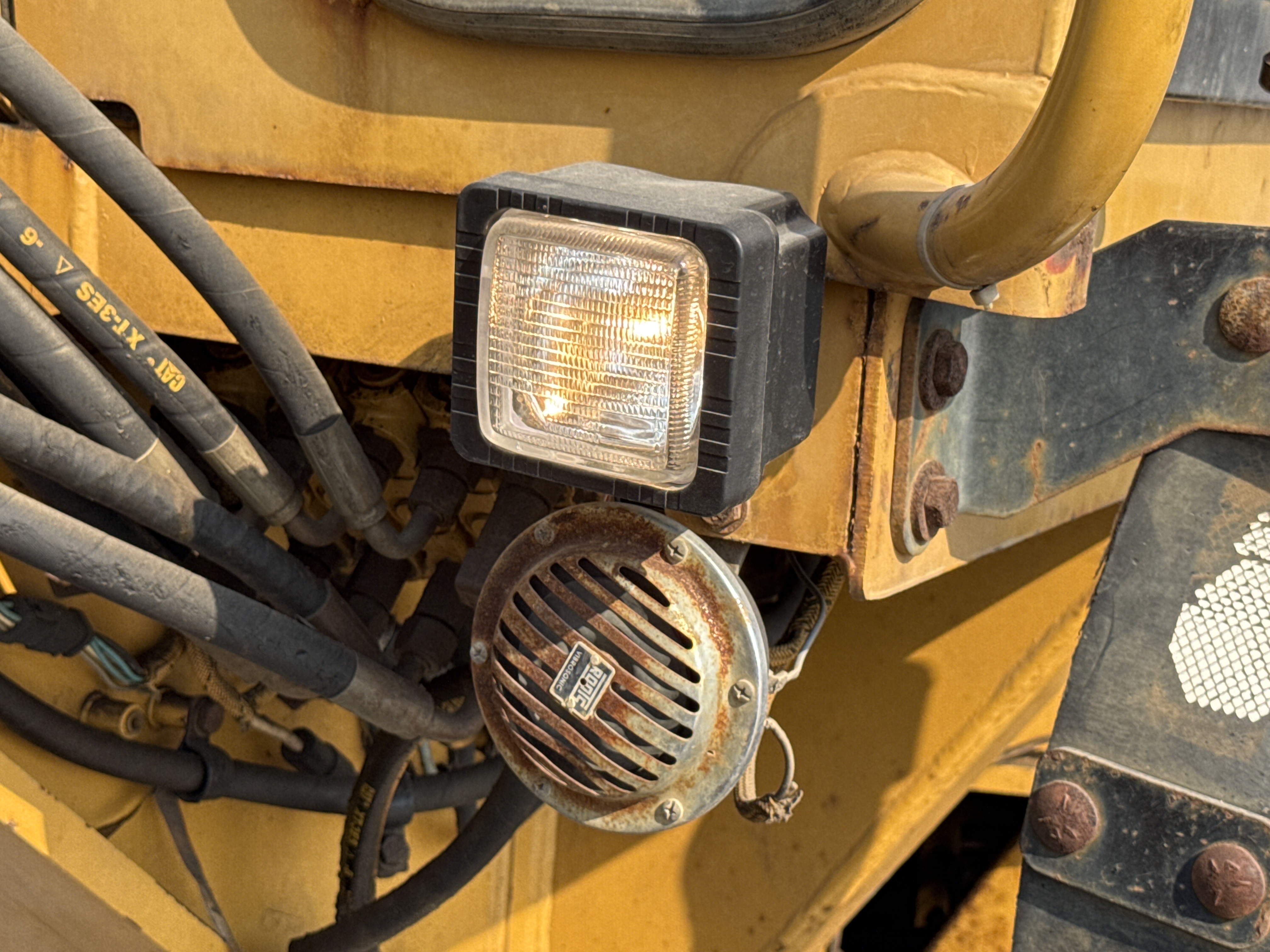 MGG-001-Cat-140K-Motor-graders-inspection-Electronics-Lights-and-signals-1