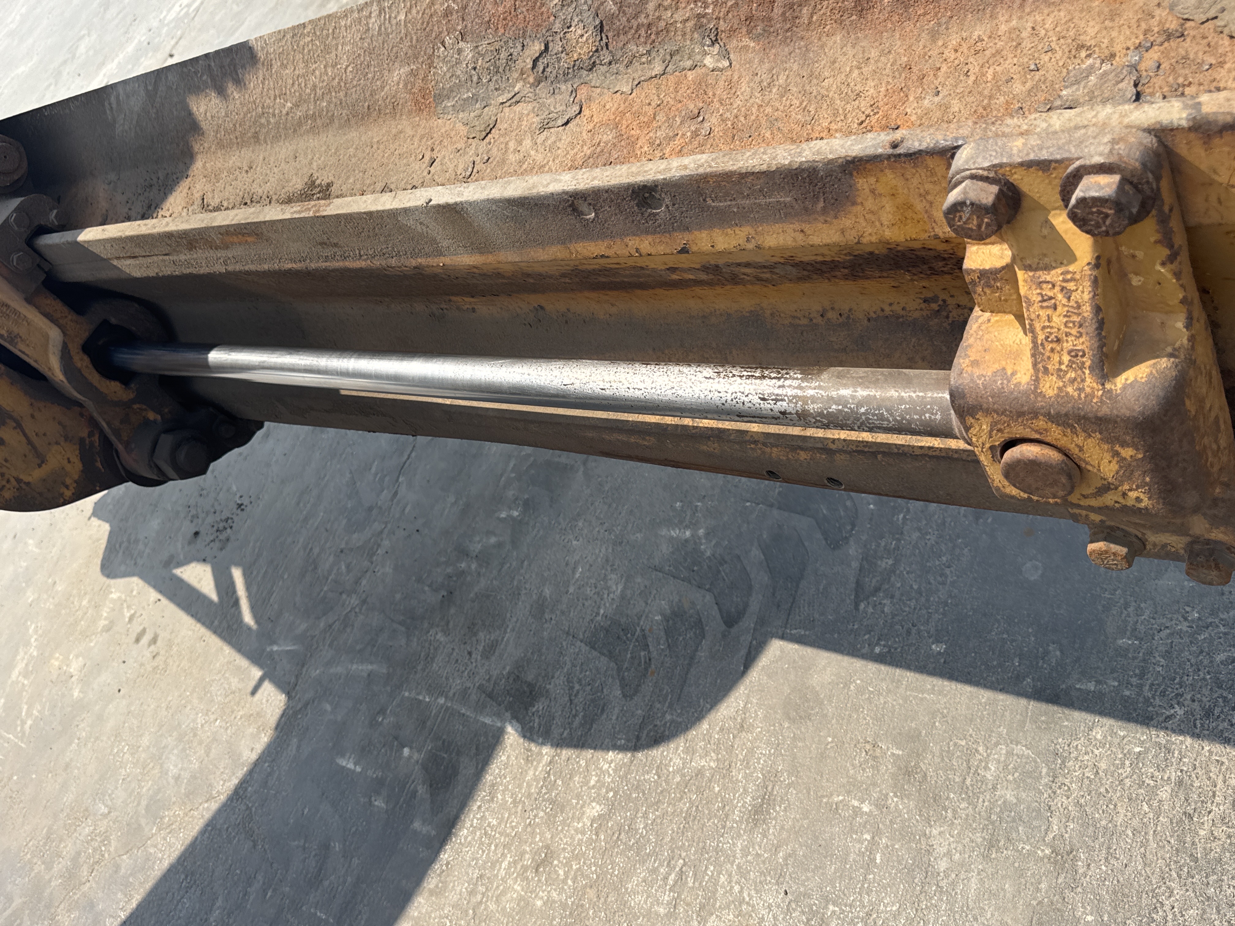 MGG-001-Cat-140K-Motor-graders-inspection-Hydraulics-Sideshift-cylinder-1