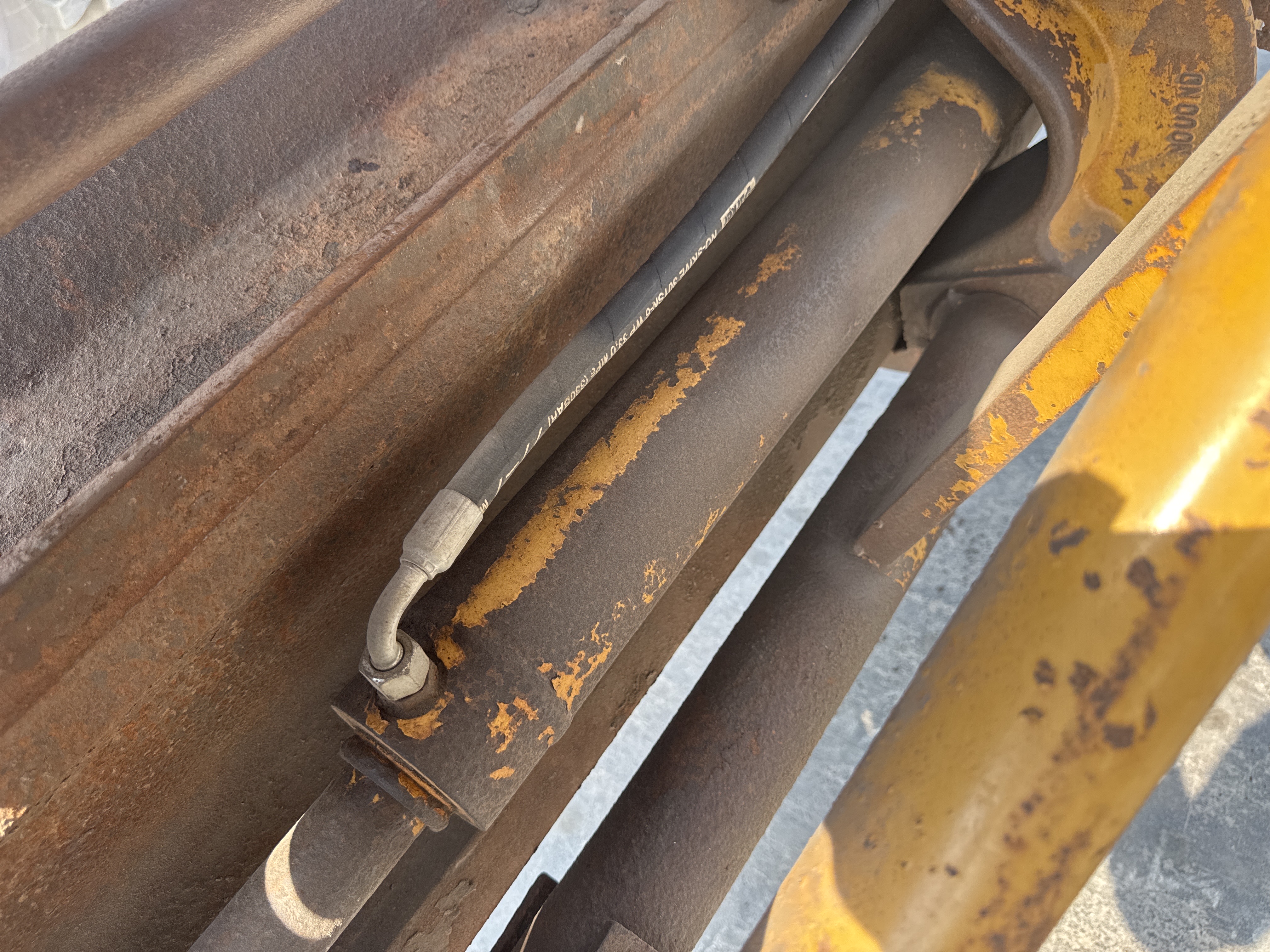 MGG-001-Cat-140K-Motor-graders-inspection-Hydraulics-Sideshift-cylinder-1