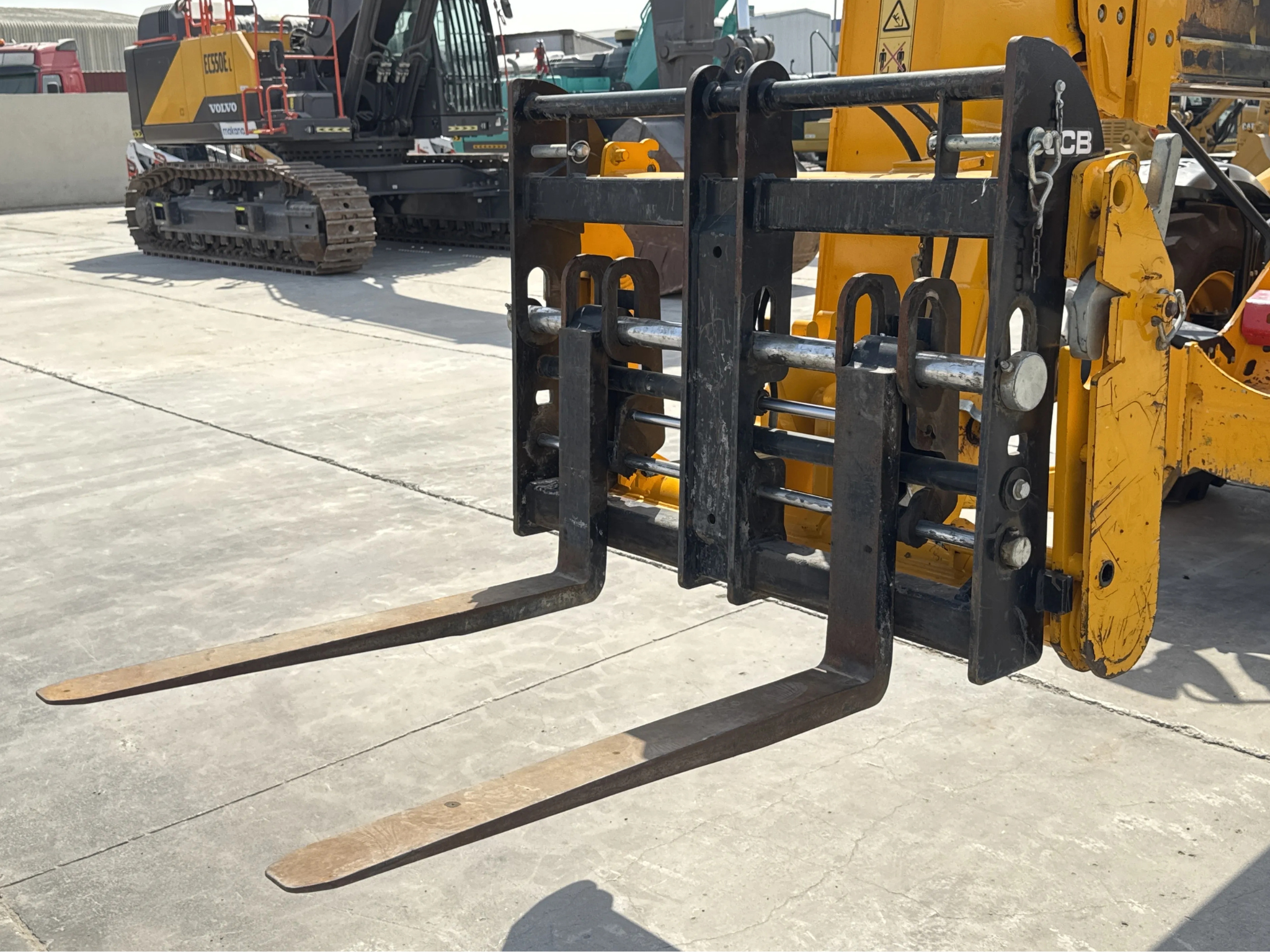 THM-002-JCB-540-170-telehandler-inspection-attachments-lifting-attachment-4