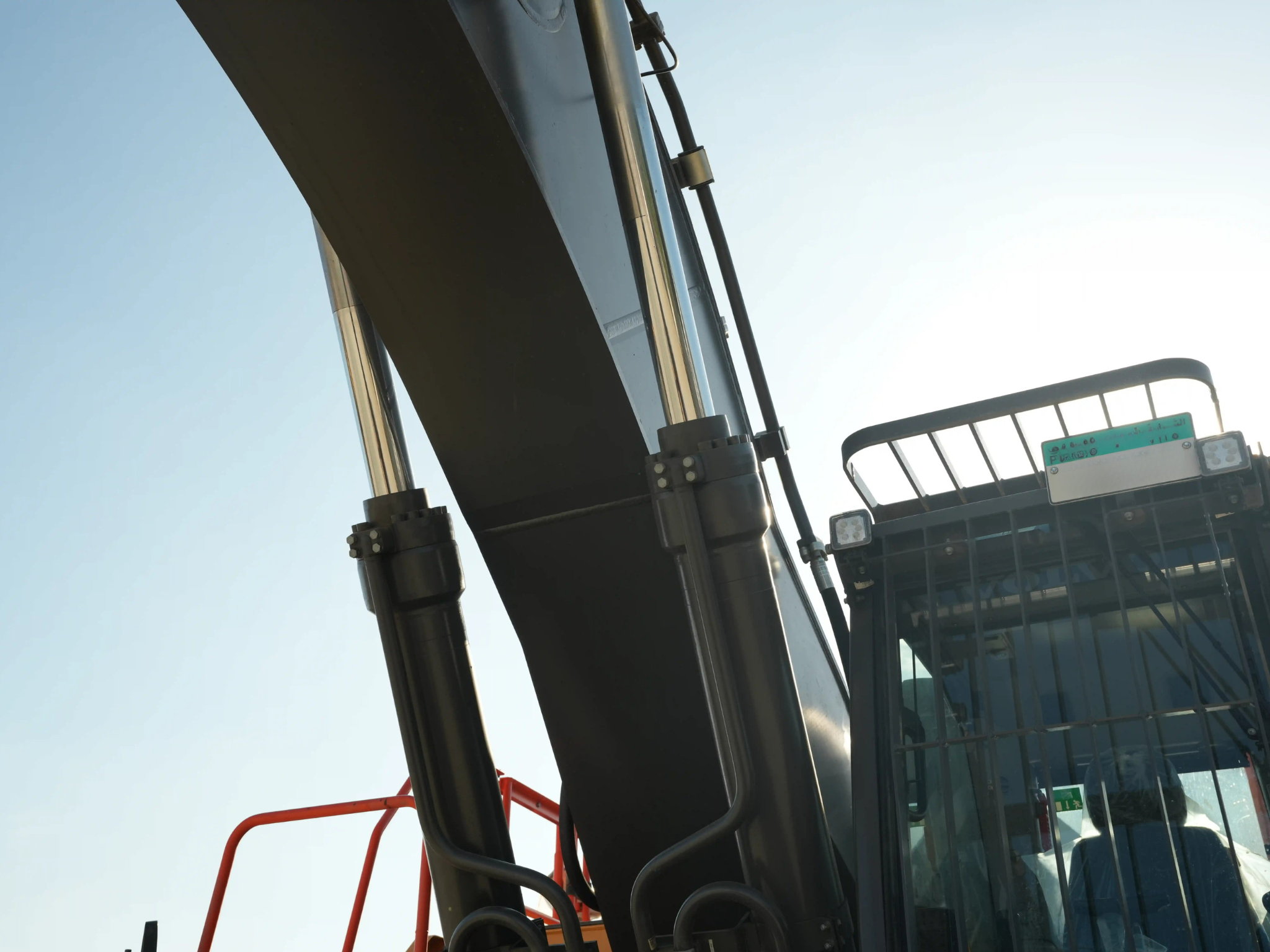 LEX-001-Volvo-EC550EL-large-excavator-inspection-hydraulics-boom-lift-cylinder-2