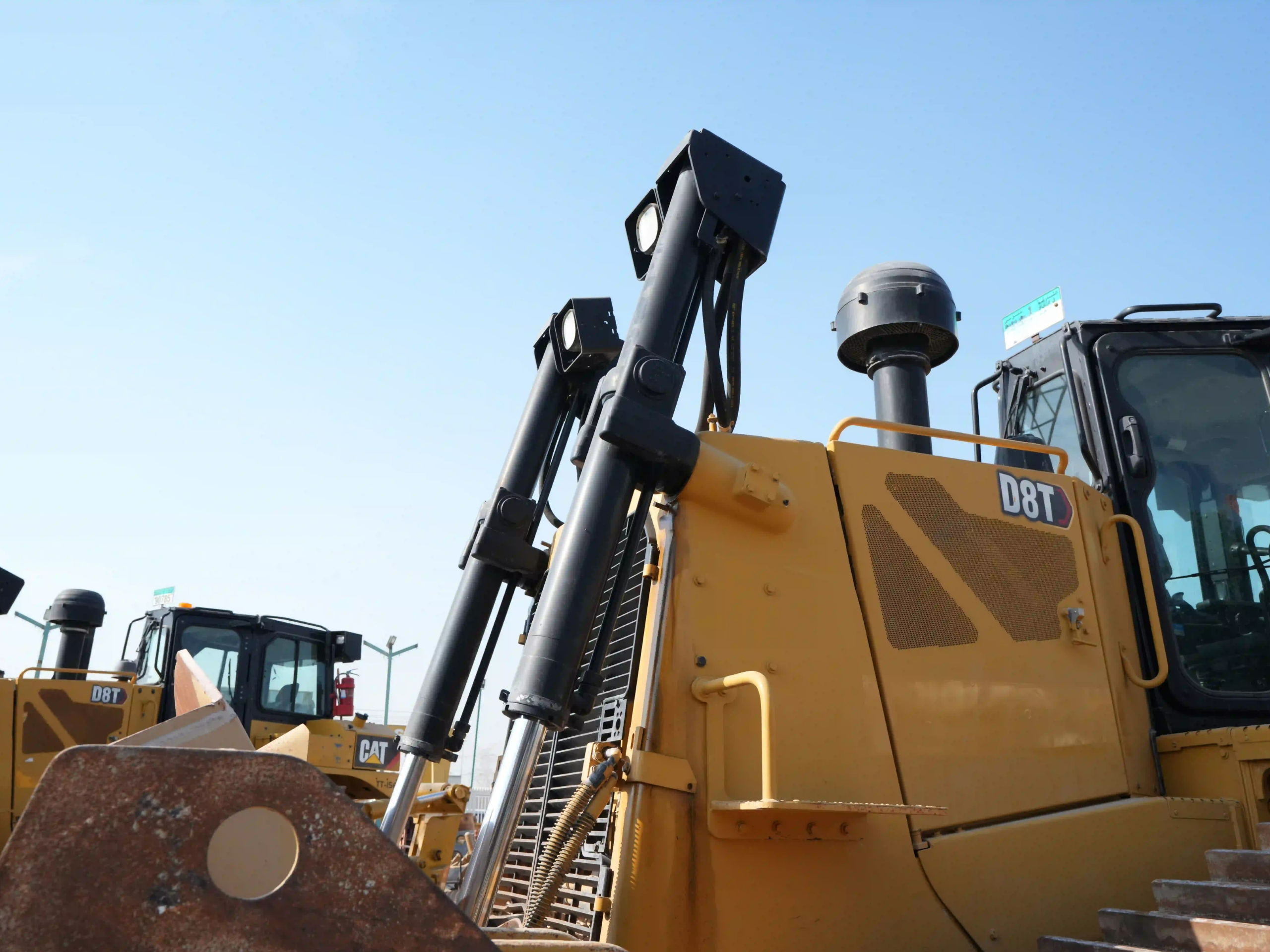 CDB-002-Cat-D8T-crawler-dozer-inspection-hydraulics-blade-lift-cylinders-1