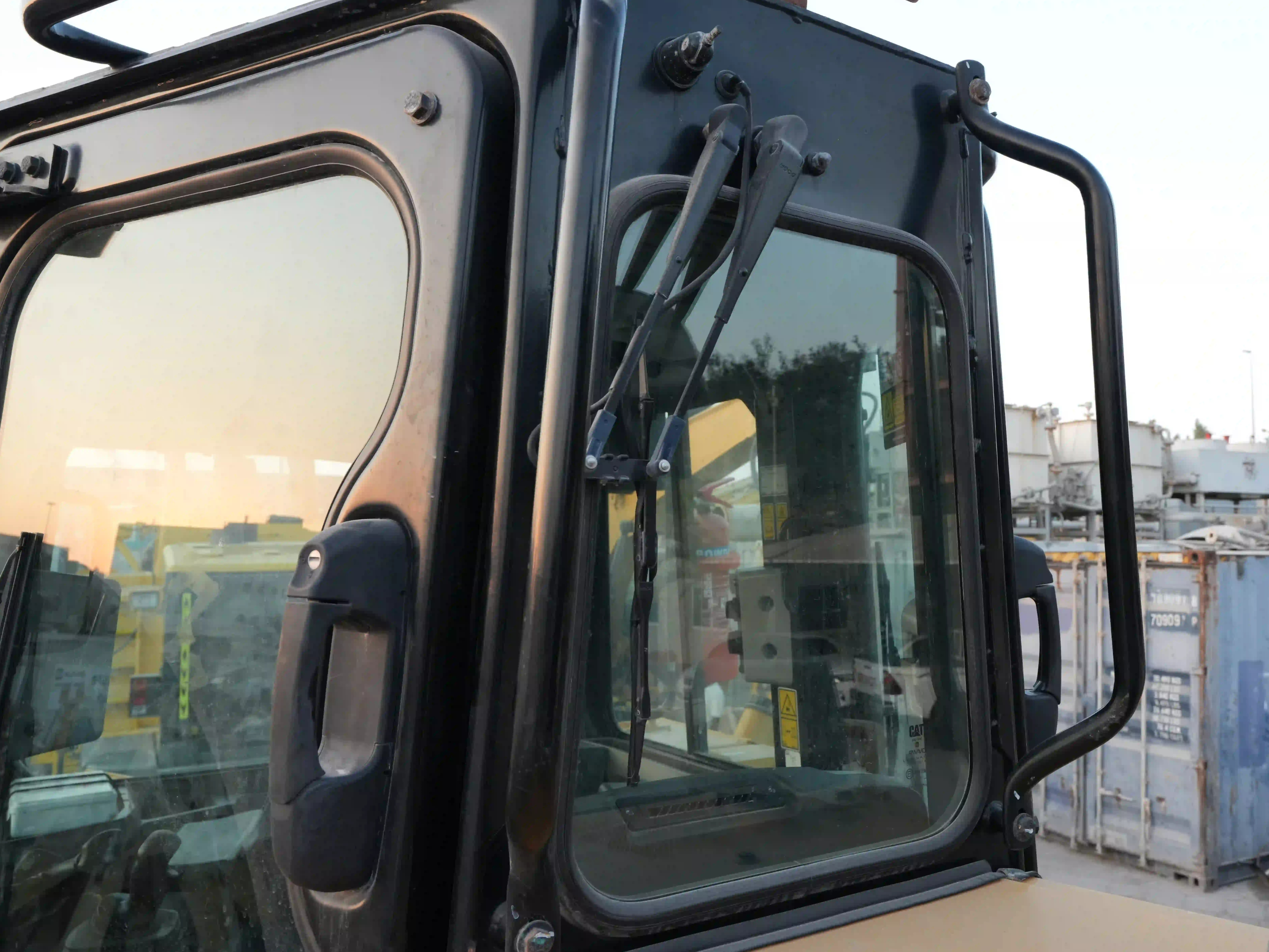 CDB-003-Cat-D8T-Crawler-dozers-inspection-Safety-Glass-1