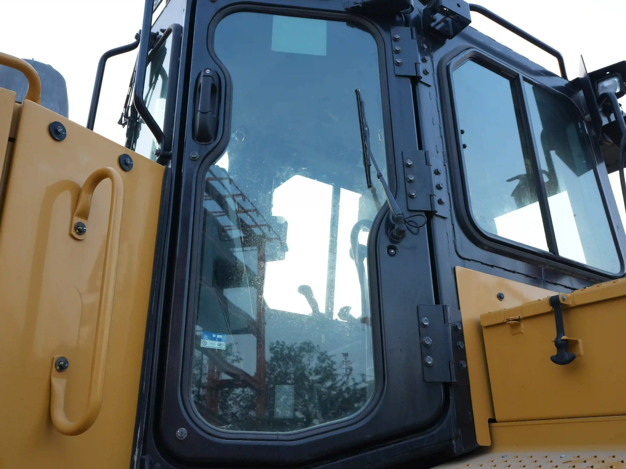 CDB-003-Cat-D8T-Crawler-dozers-inspection-Safety-Glass-1