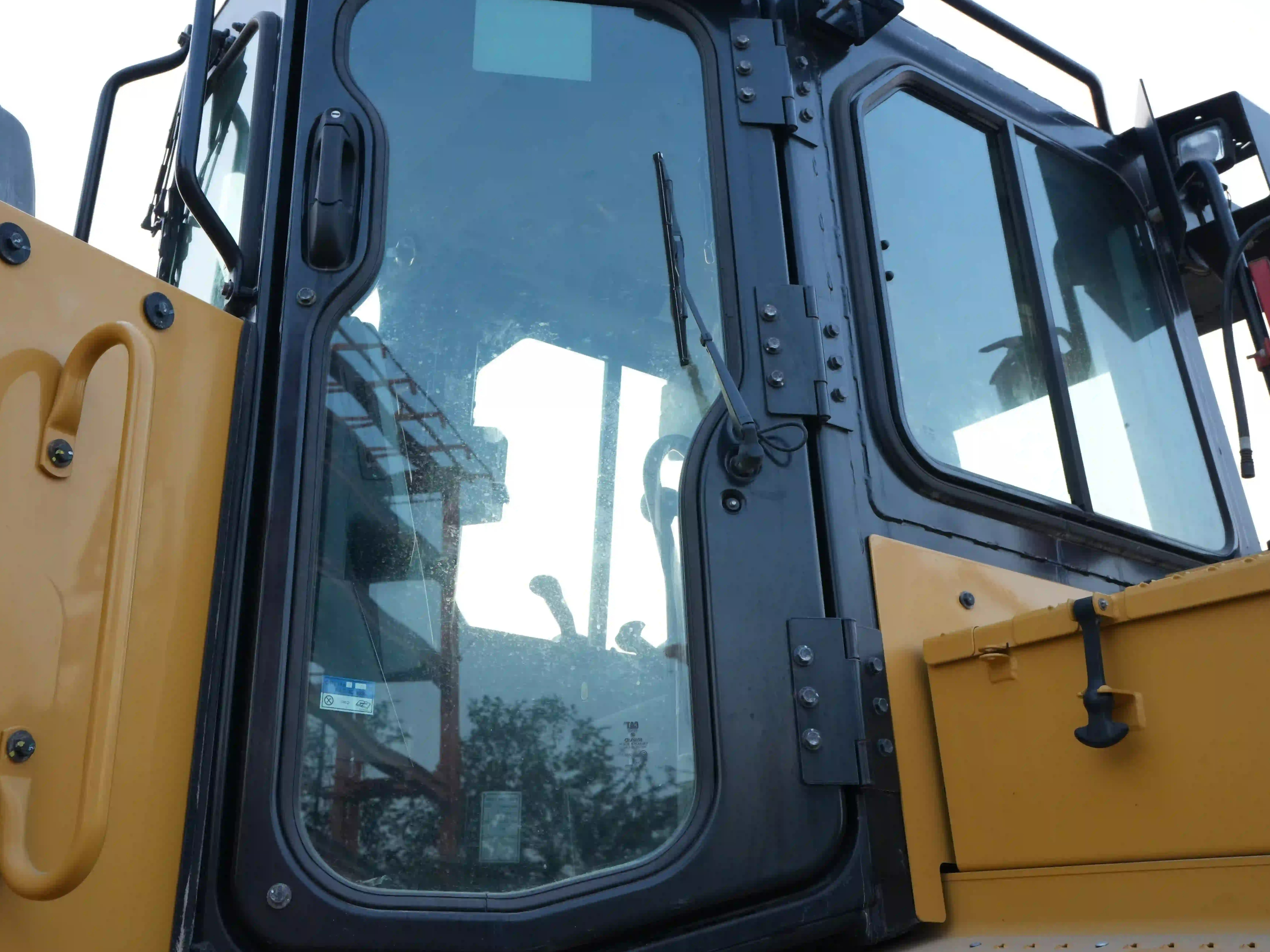 CDB-003-Cat-D8T-Crawler-dozers-inspection-Safety-Glass-1