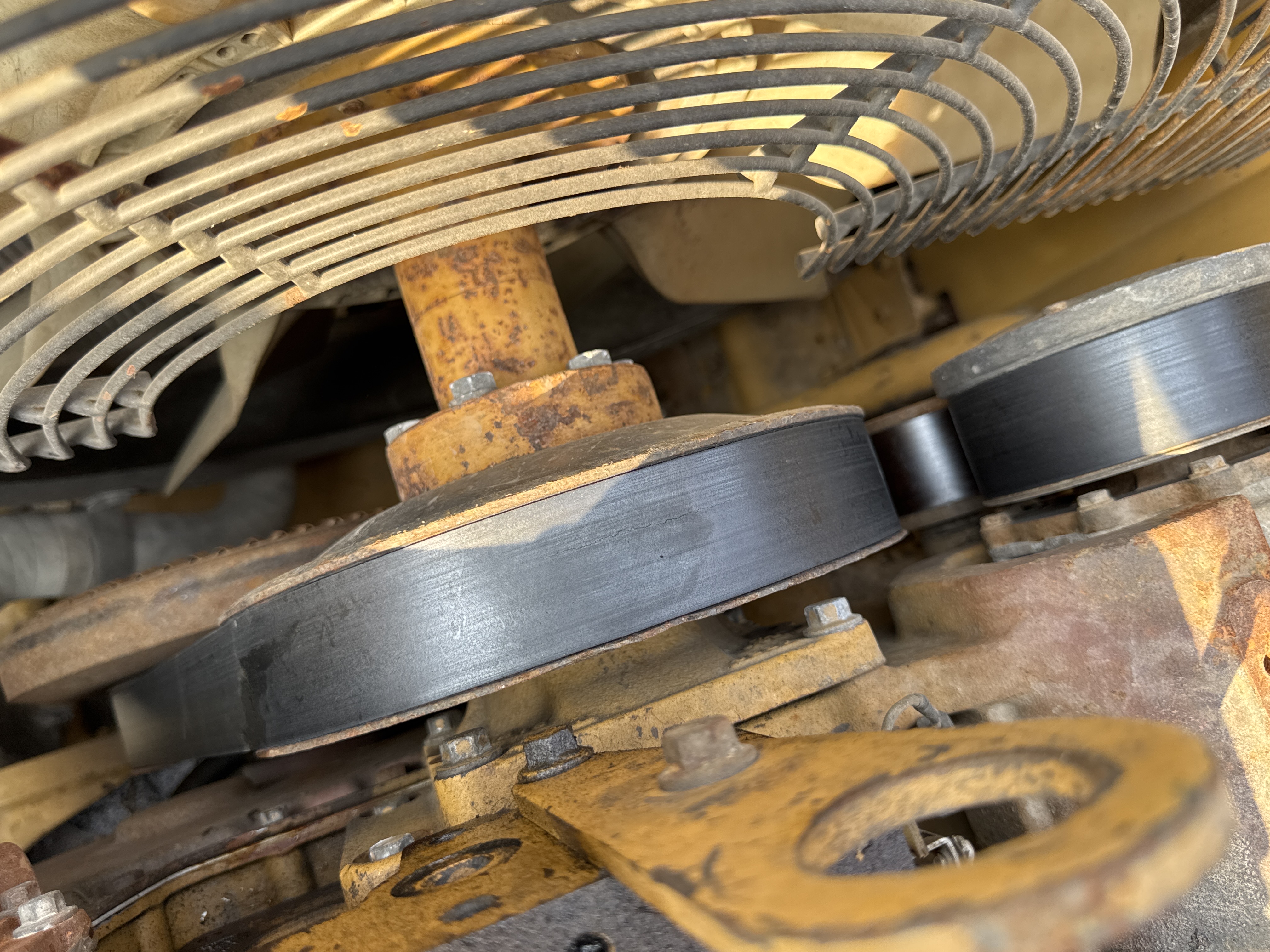 MDX-009-Cat-320D2-Medium-excavators-inspection-Engine-Belts-1