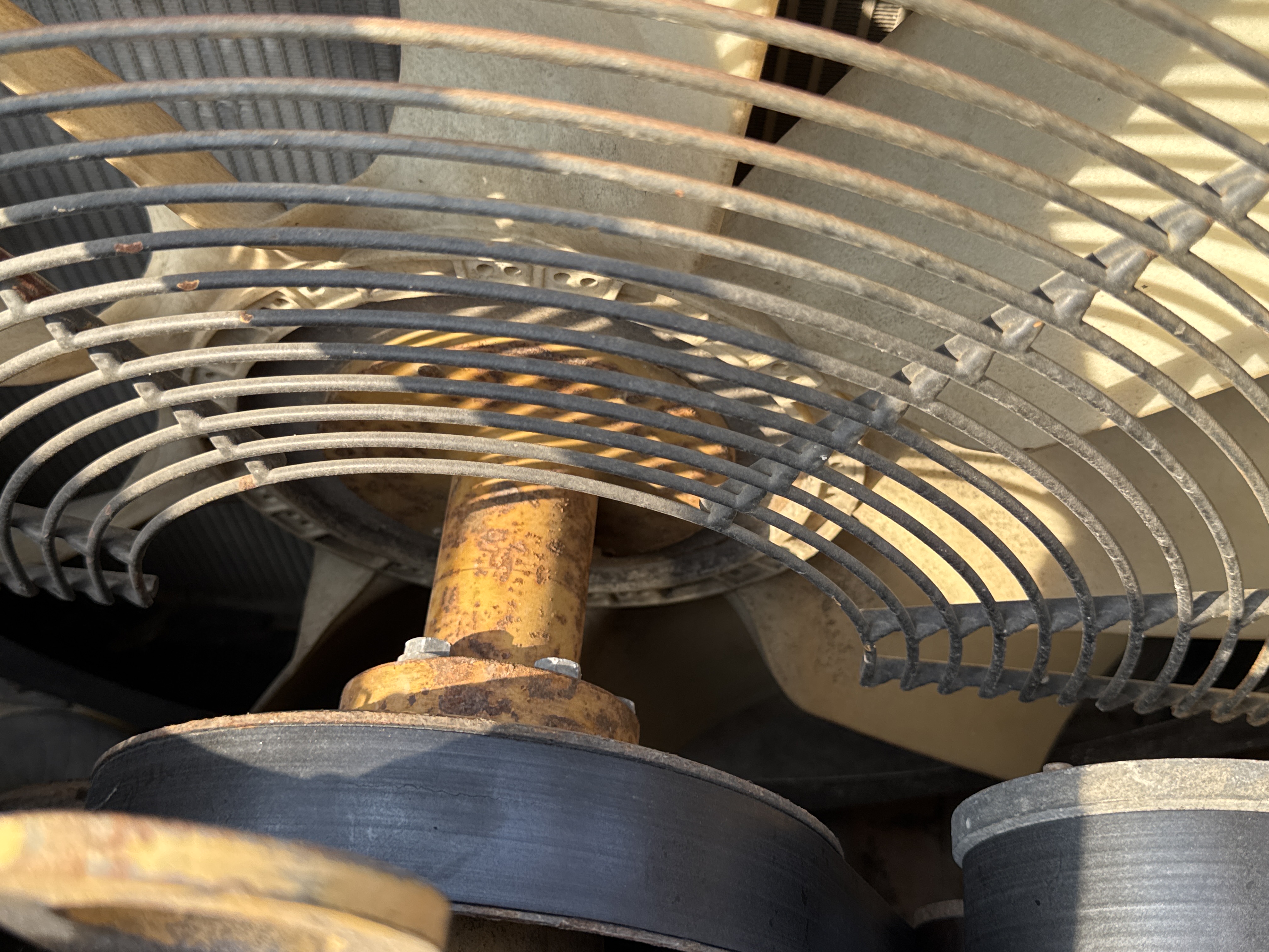 MDX-009-Cat-320D2-Medium-excavators-inspection-Engine-Cooling-fan-and-fan-guard-1