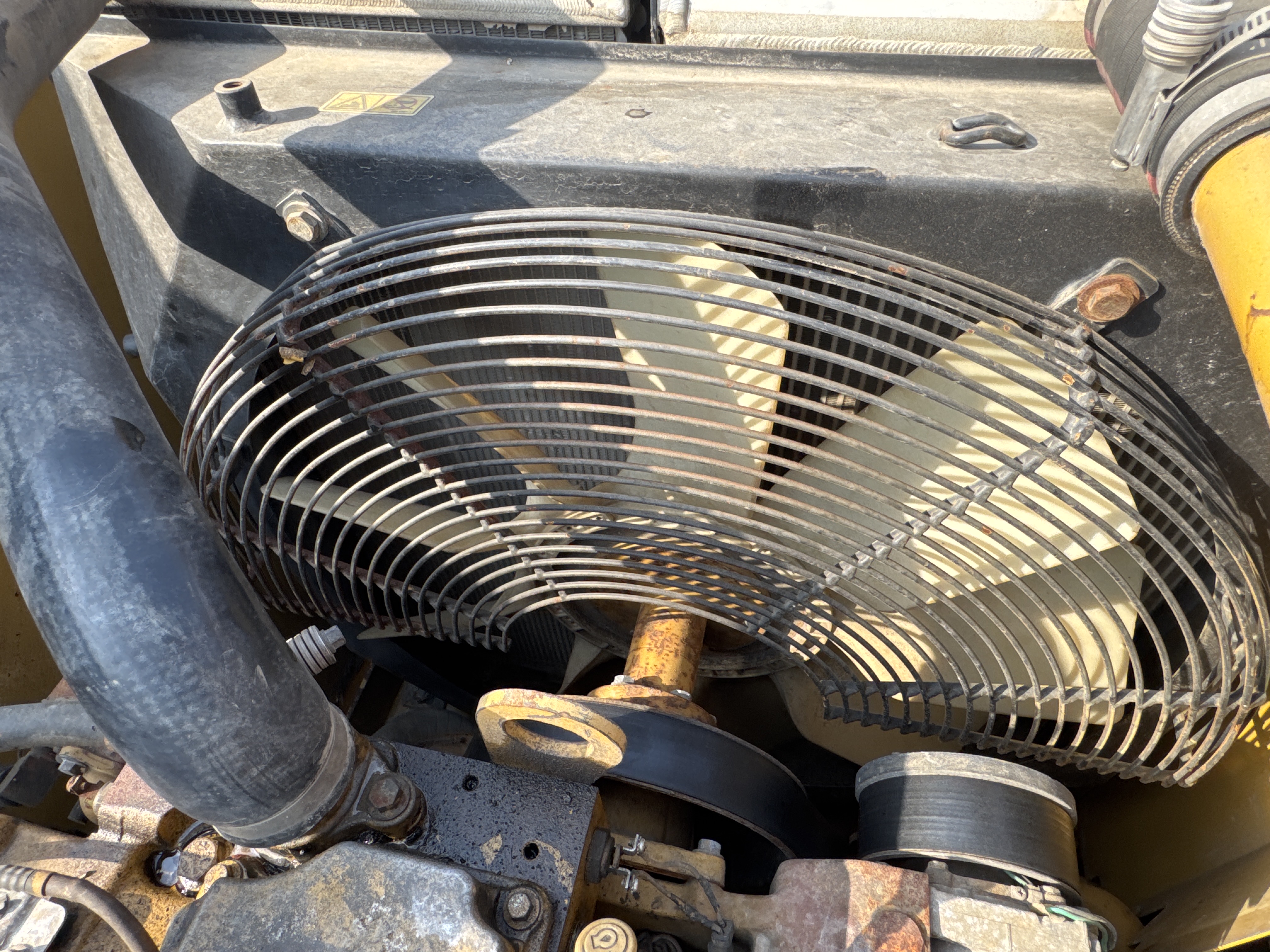 MDX-009-Cat-320D2-Medium-excavators-inspection-Engine-Cooling-fan-and-fan-guard-1