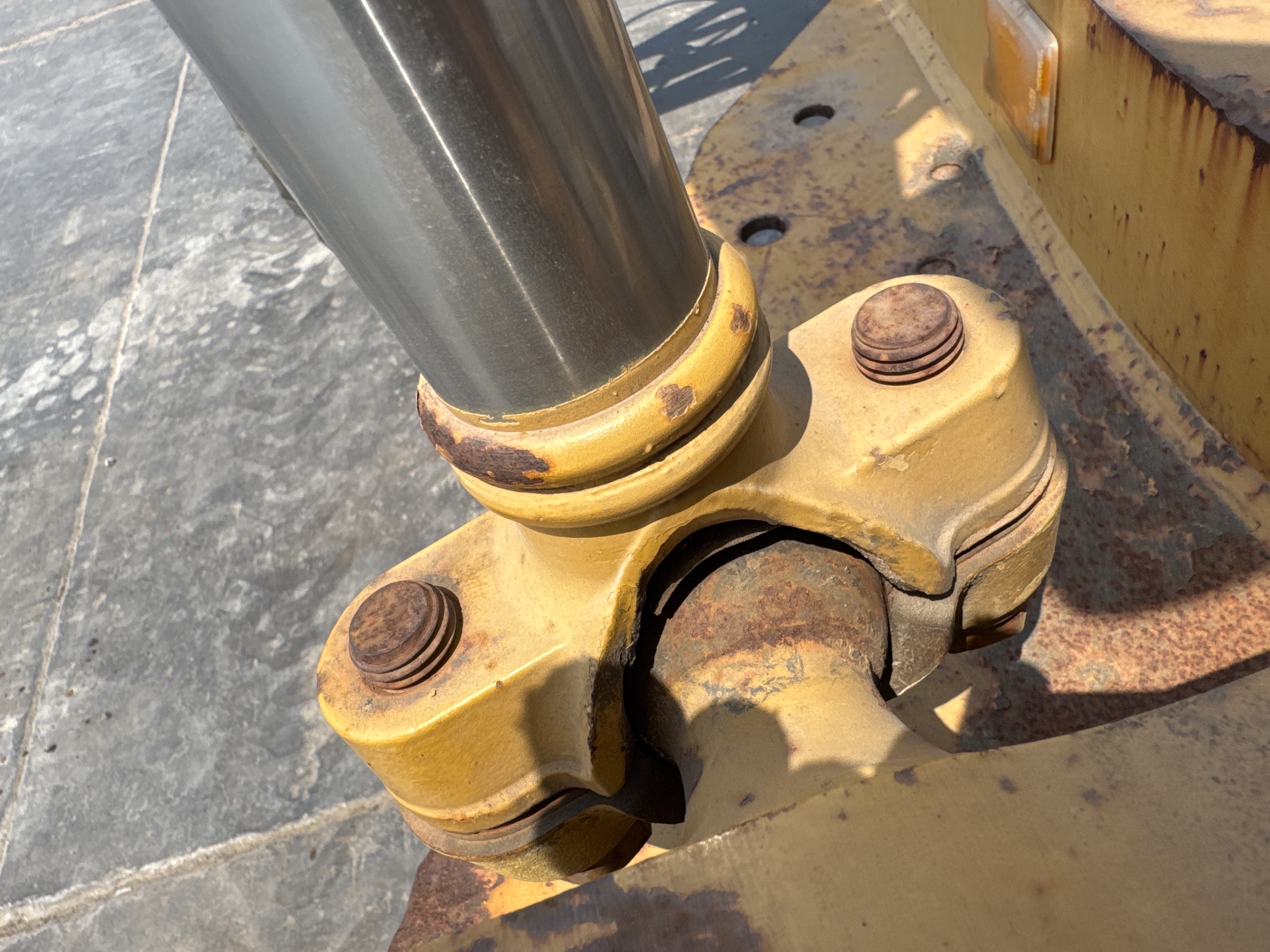 MGG-001-Cat-140K-Motor-graders-inspection-Hydraulics-Blade-lift-cylinders-4