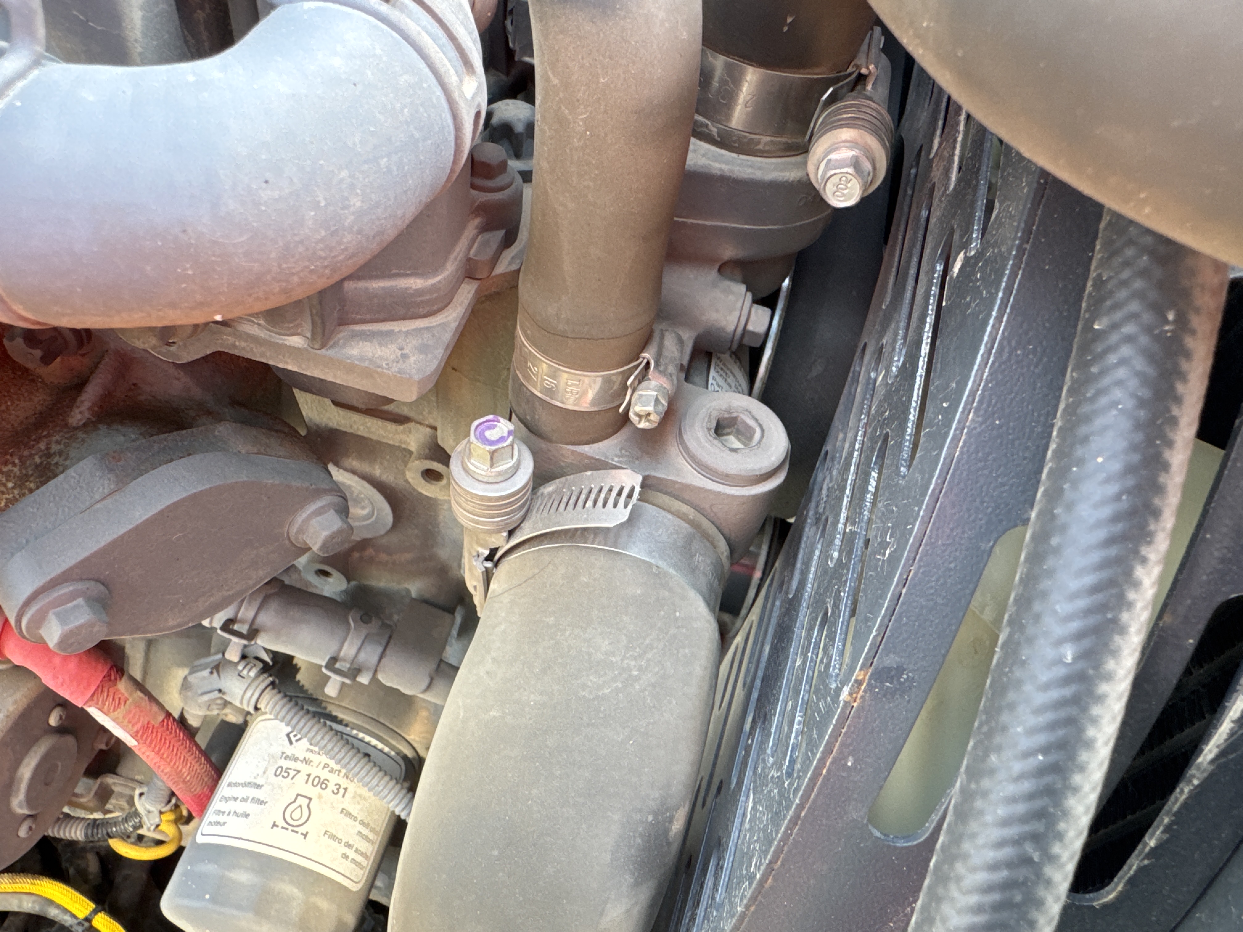 SRC-004-Bomag-BW-120-AD-5-Tandem-rollers-inspection-Engine-Hoses-2
