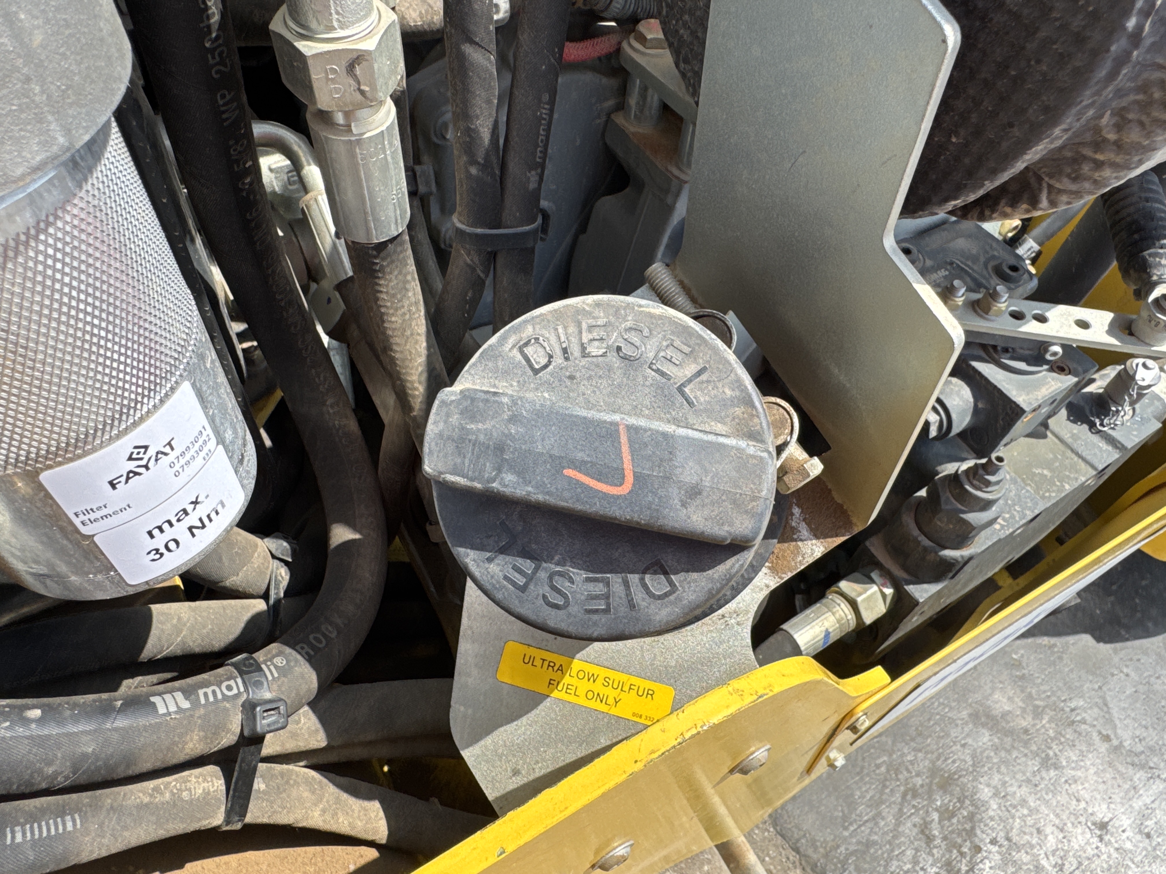 SRC-004-Bomag-BW-120-AD-5-Tandem-rollers-inspection-Engine-Fuel-tank-2
