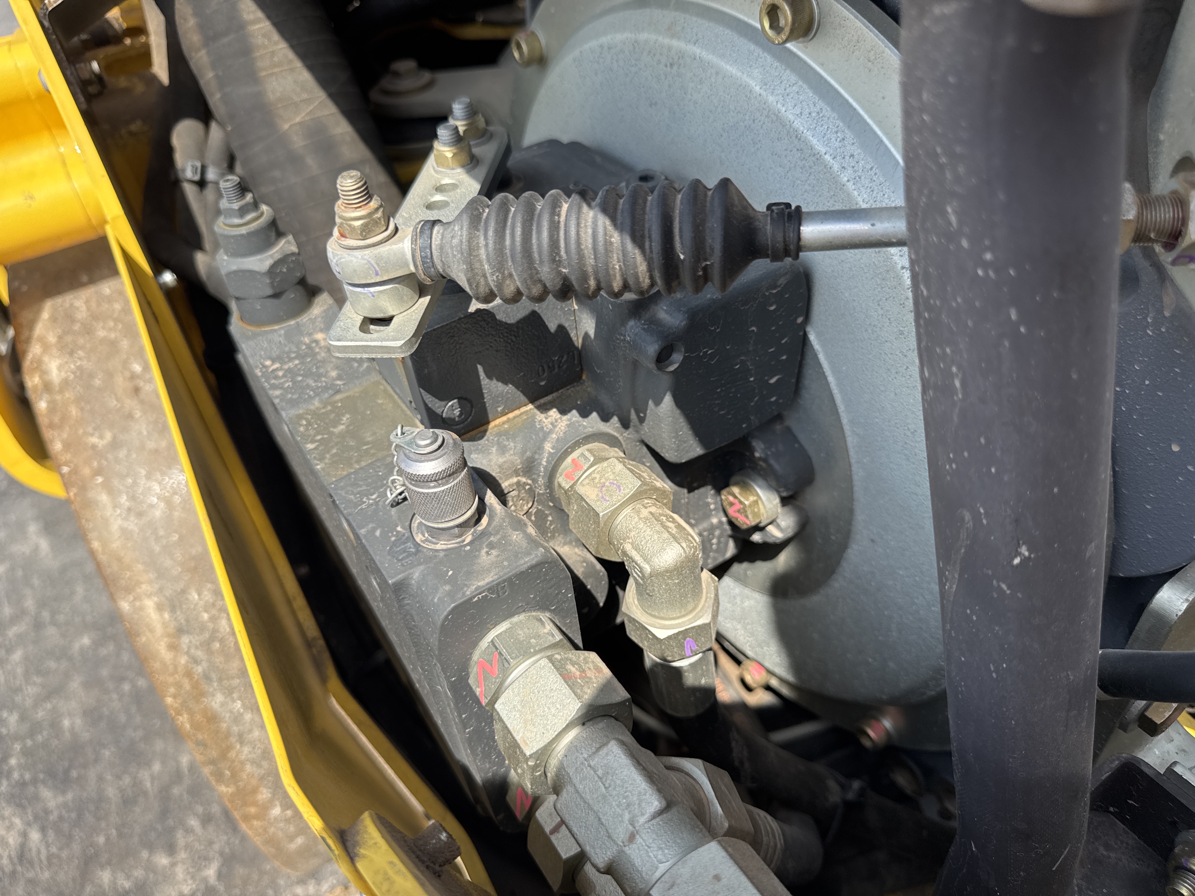 SRC-004-Bomag-BW-120-AD-5-Tandem-rollers-inspection-Hydraulics-Hydraulic-pump-2