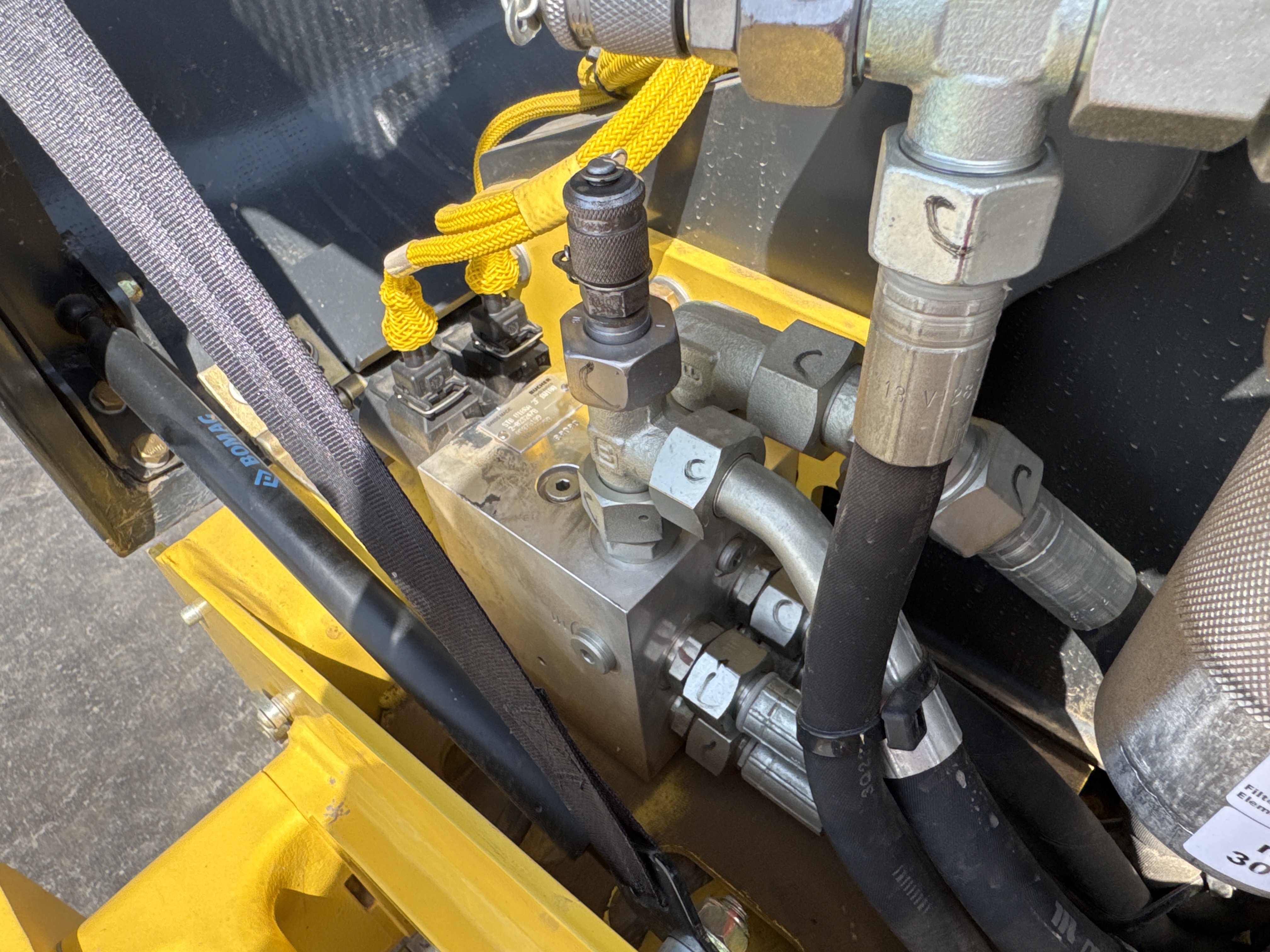 SRC-004-Bomag-BW-120-AD-5-Tandem-rollers-inspection-Hydraulics-Main-control-valve-(MCV)-2