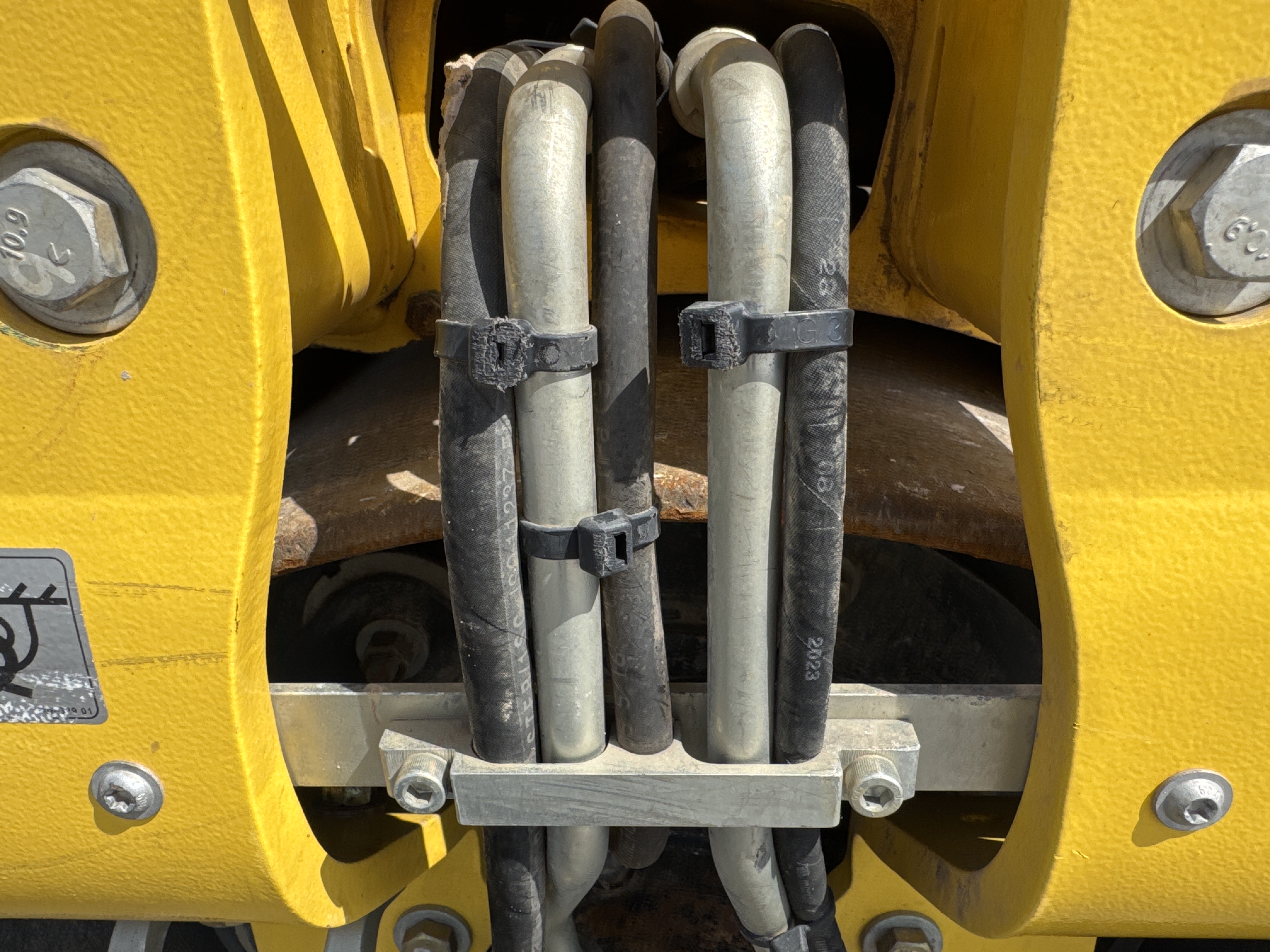 SRC-004-Bomag-BW-120-AD-5-Tandem-rollers-inspection-Hydraulics-Hydraulic-hoses-and-lines-2