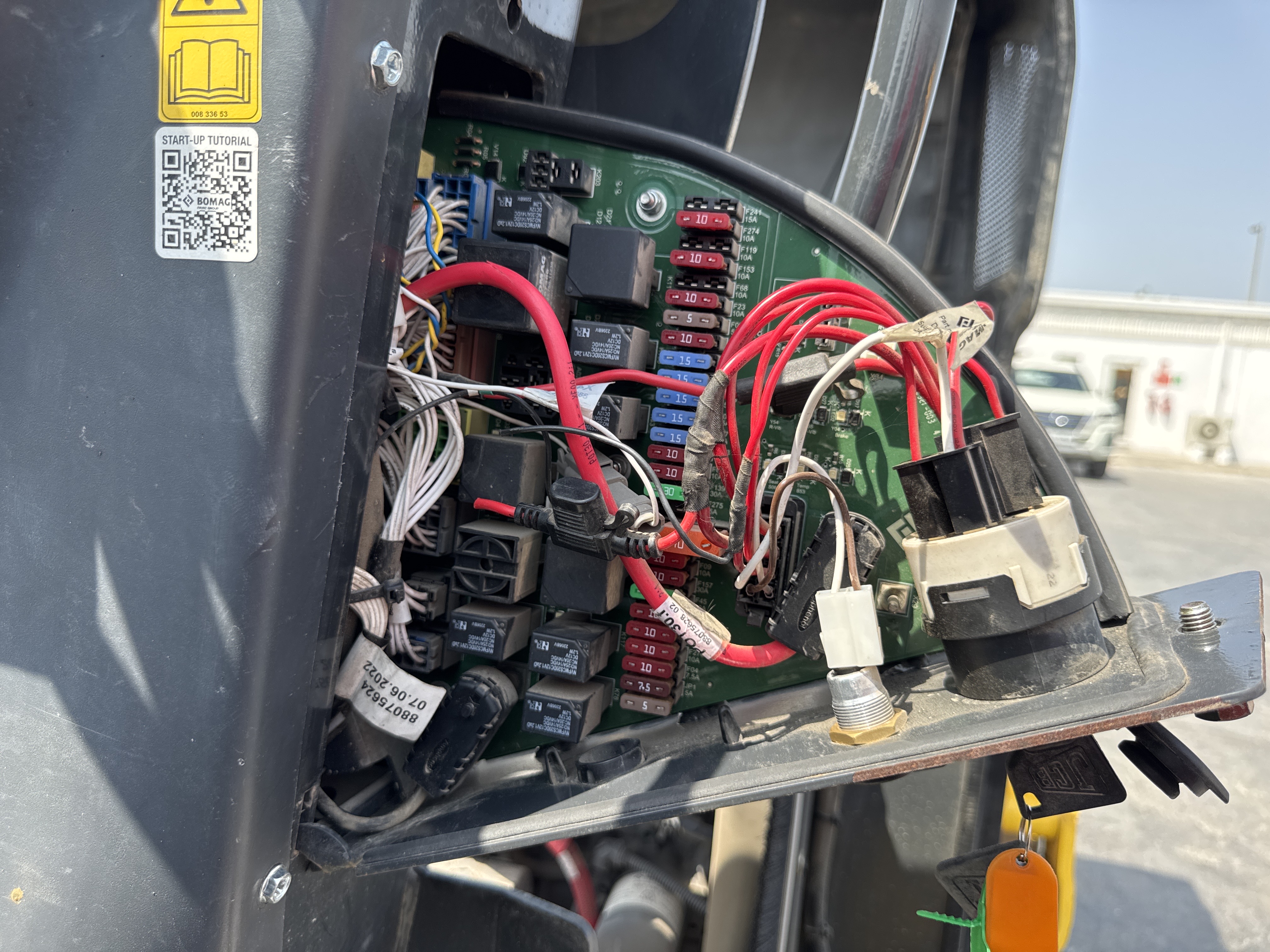 SRC-004-Bomag-BW-120-AD-5-Tandem-rollers-inspection-Electronics-Fuse-box-2