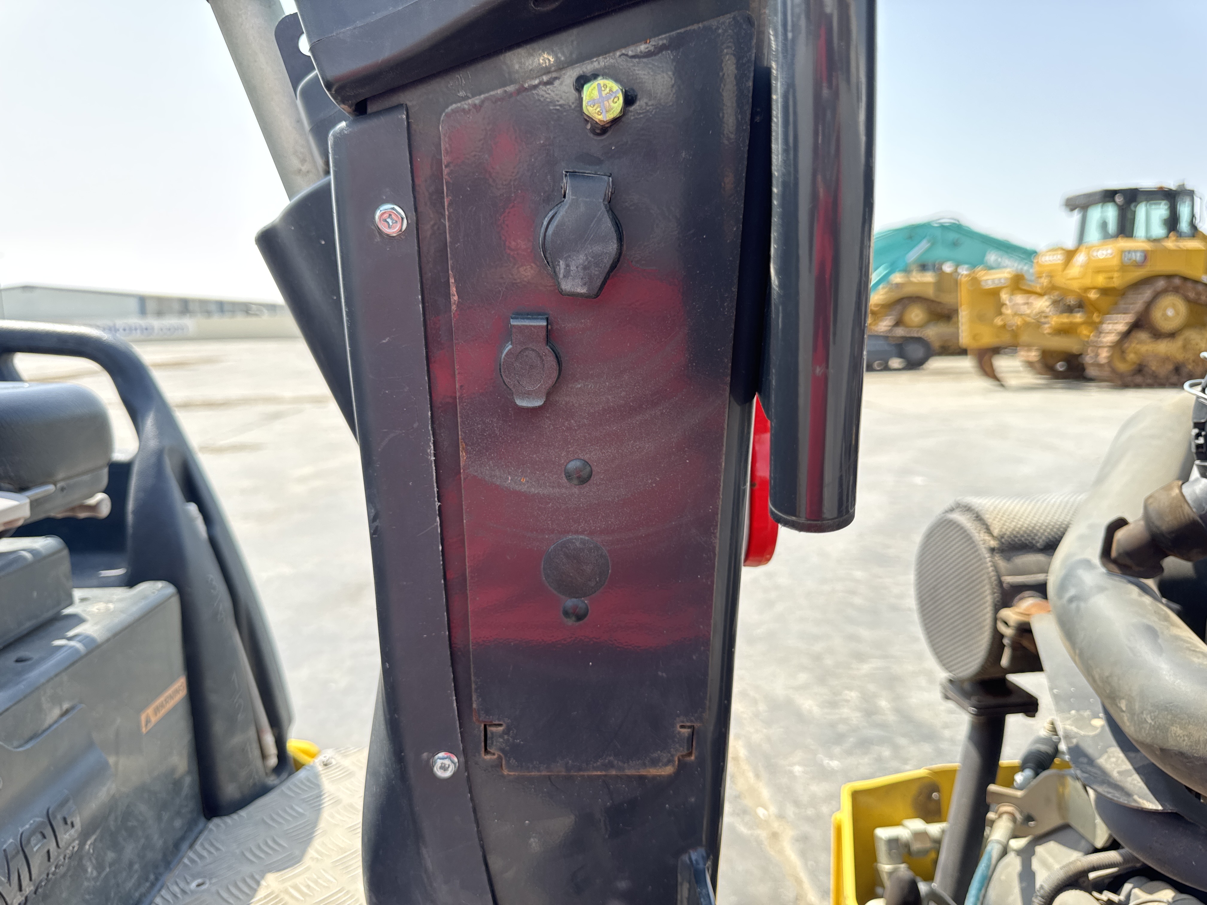 SRC-004-Bomag-BW-120-AD-5-Tandem-rollers-inspection-Electronics-Fuse-box-2