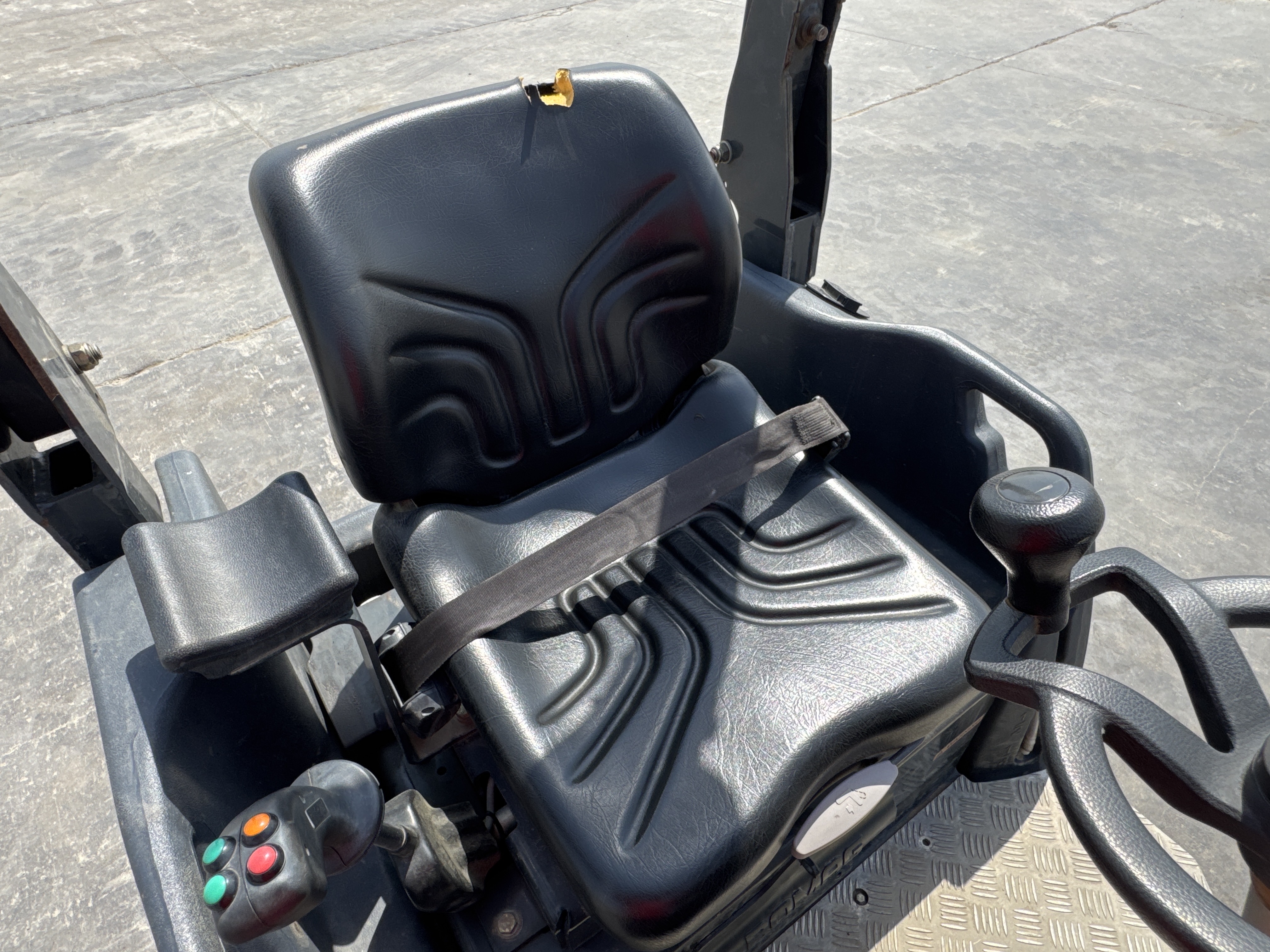 SRC-004-Bomag-BW-120-AD-5-Tandem-rollers-inspection-Cabin-Seats/armrests-2