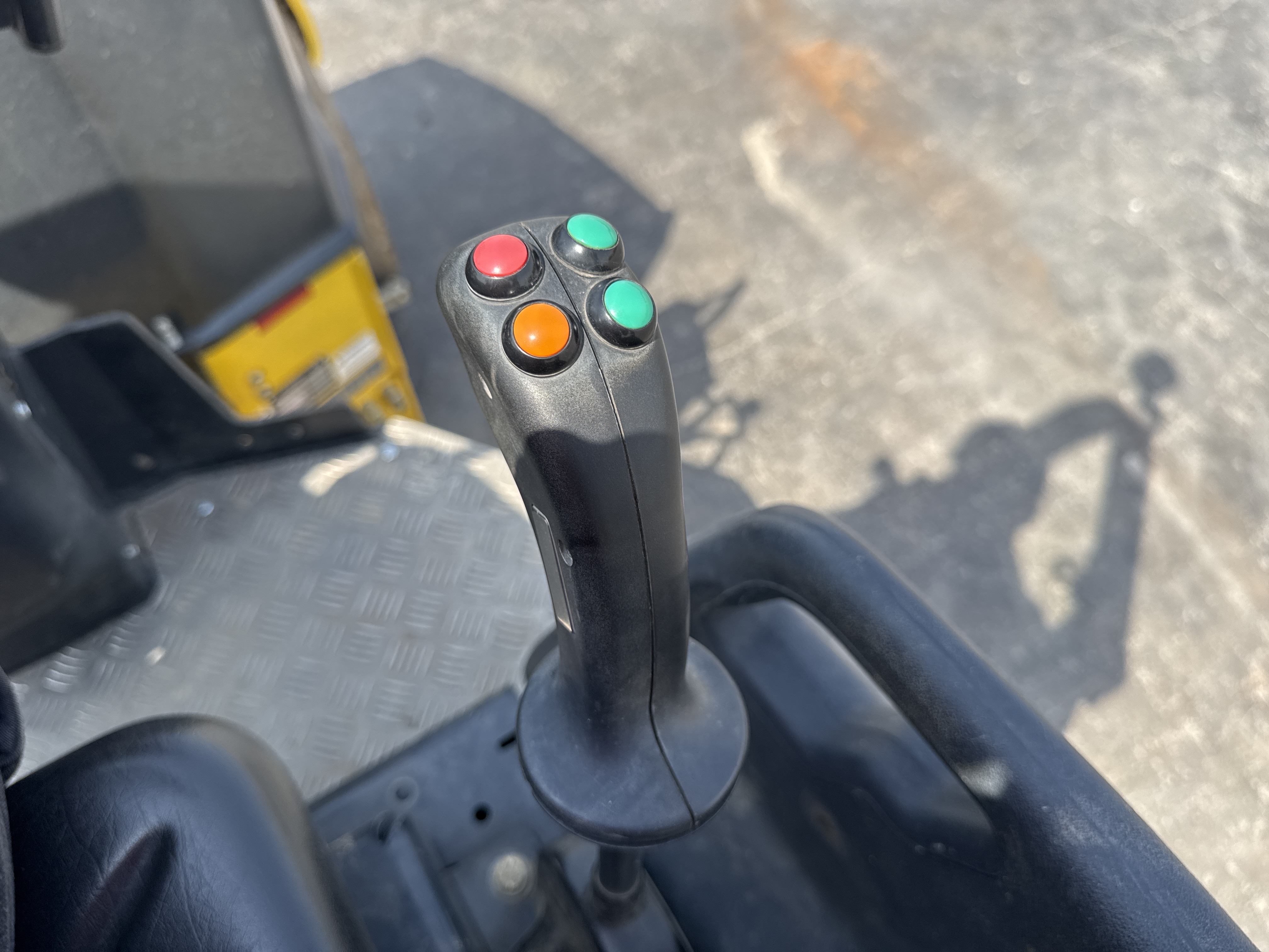 SRC-004-Bomag-BW-120-AD-5-Tandem-rollers-inspection-Cabin-Joysticks-2