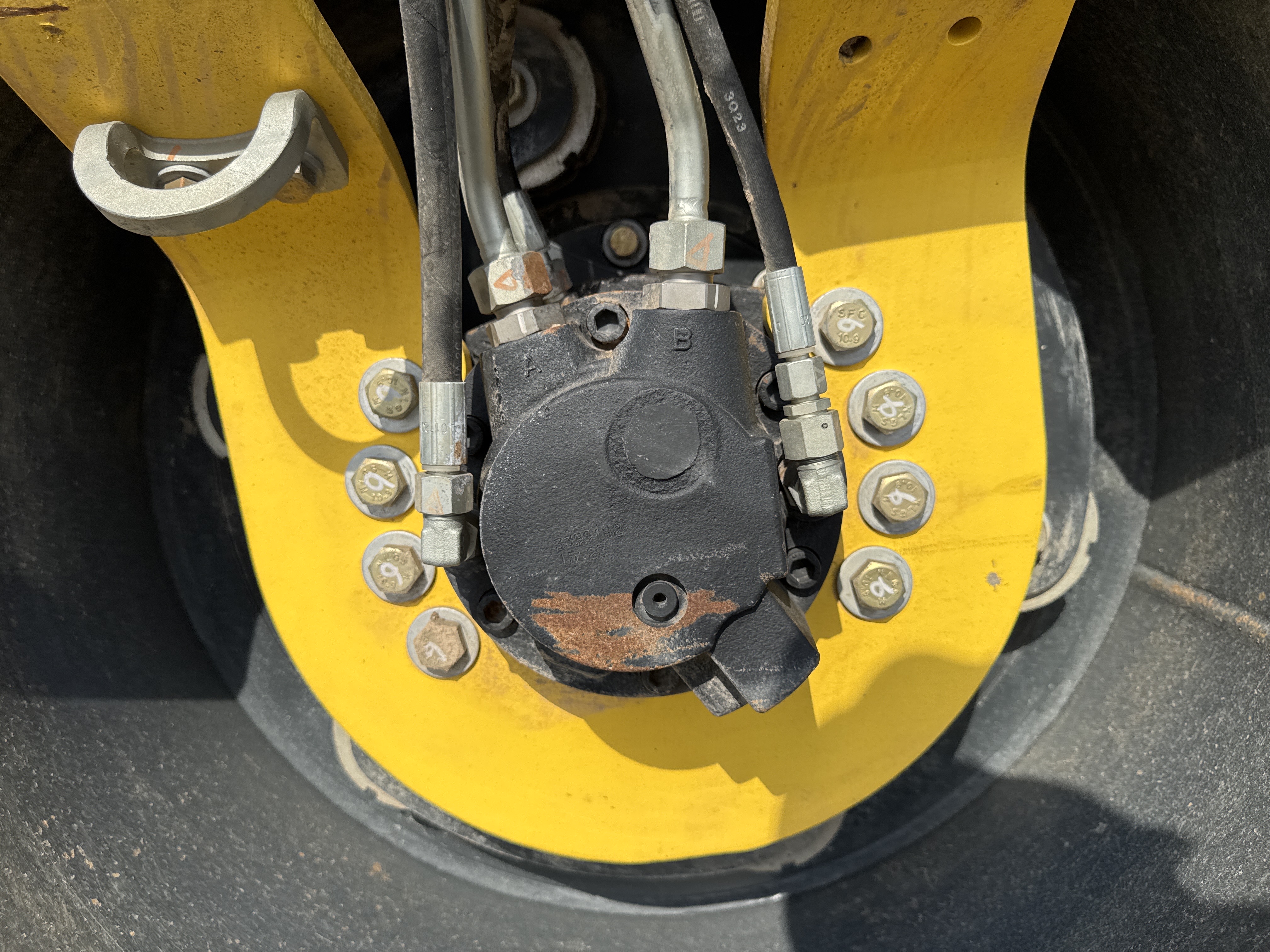 SRC-004-Bomag-BW-120-AD-5-Tandem-rollers-inspection-Chassis-Front-drum-mounting-bolts-2