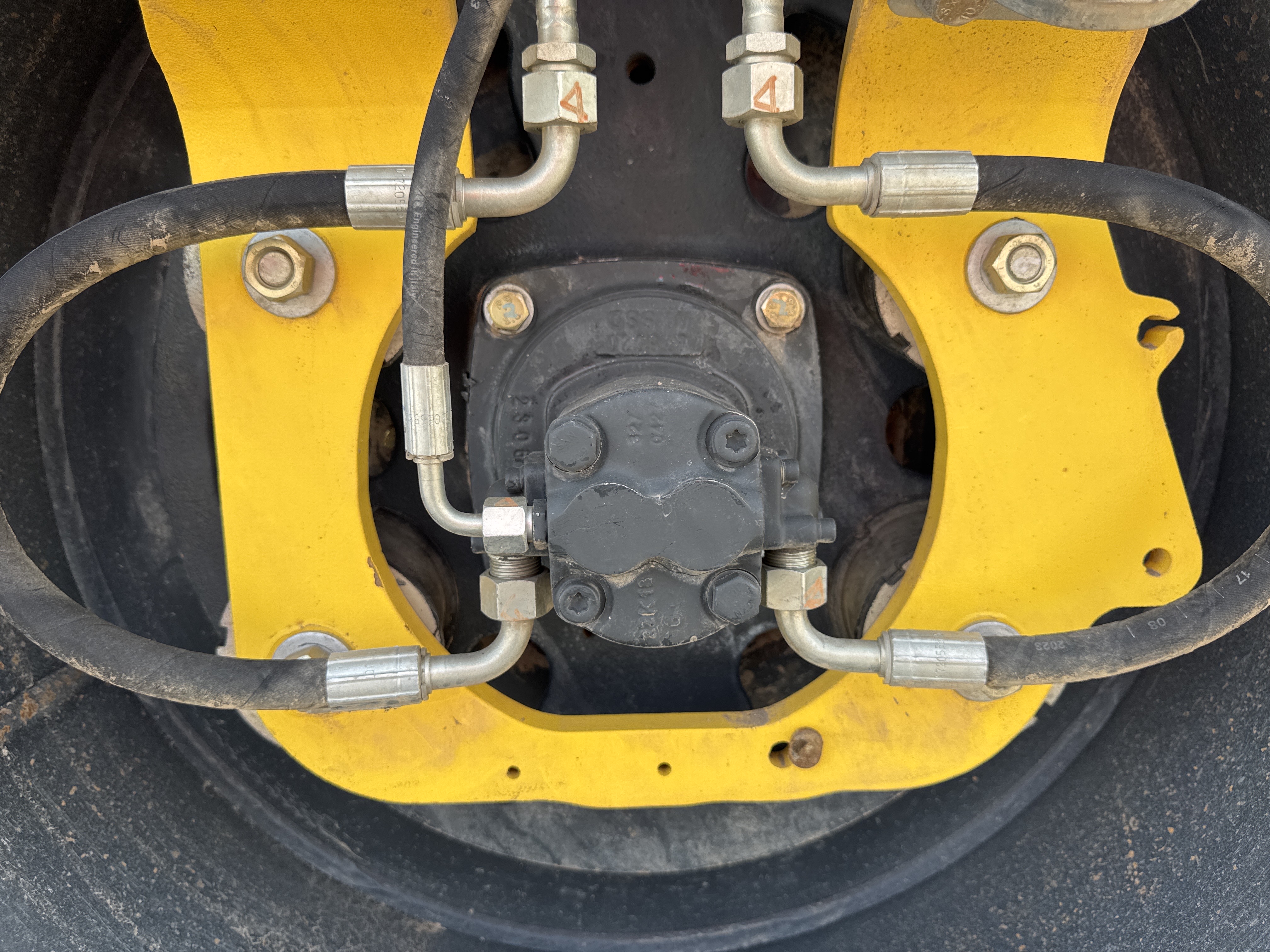 SRC-004-Bomag-BW-120-AD-5-Tandem-rollers-inspection-Chassis-Front-drum-mounting-bolts-2