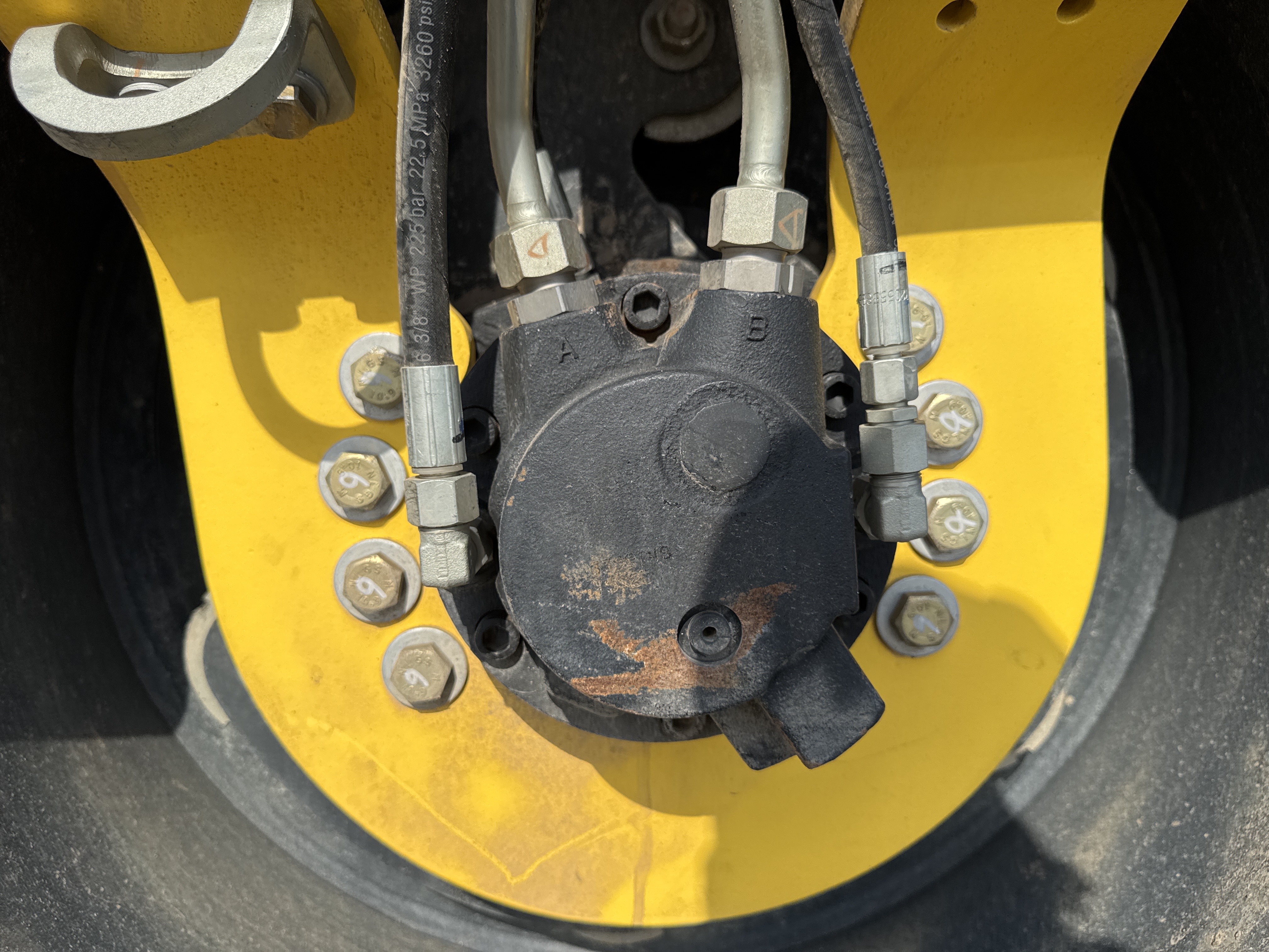 SRC-004-Bomag-BW-120-AD-5-Tandem-rollers-inspection-Chassis-Rear-drum-mounting-bolts-2