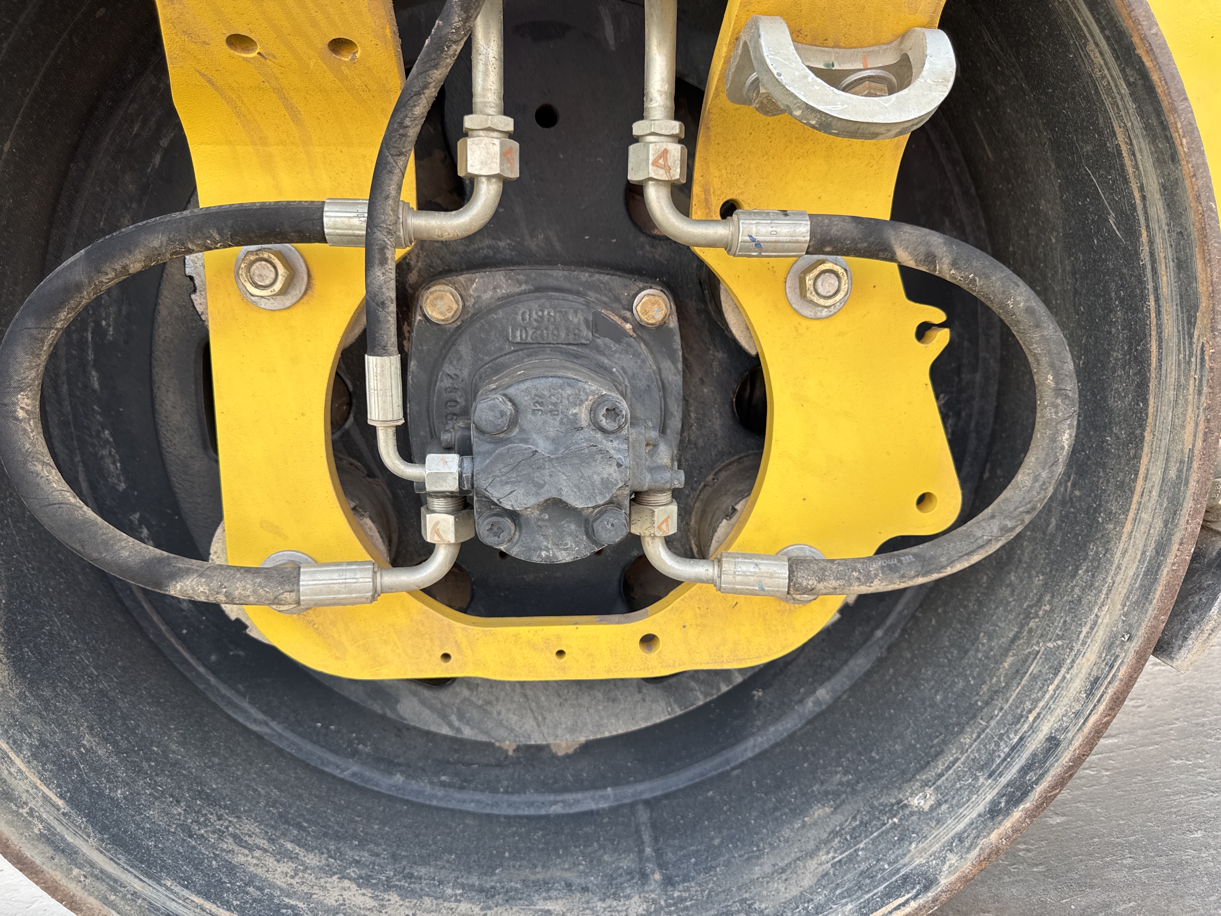 SRC-004-Bomag-BW-120-AD-5-Tandem-rollers-inspection-Chassis-Rear-drum-mounting-bolts-2