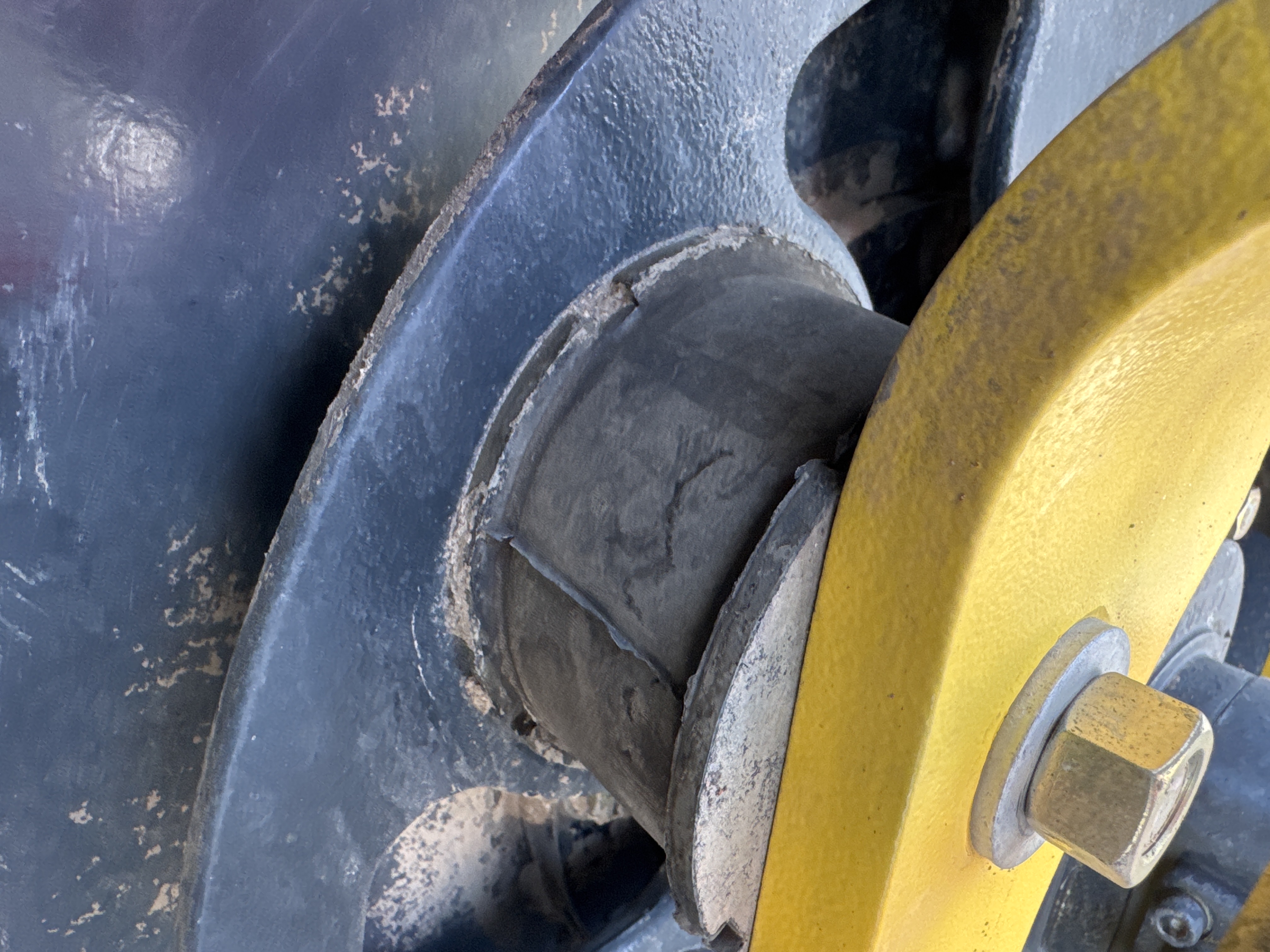 SRC-004-Bomag-BW-120-AD-5-Tandem-rollers-inspection-Chassis-Front-isolation-buffer-2