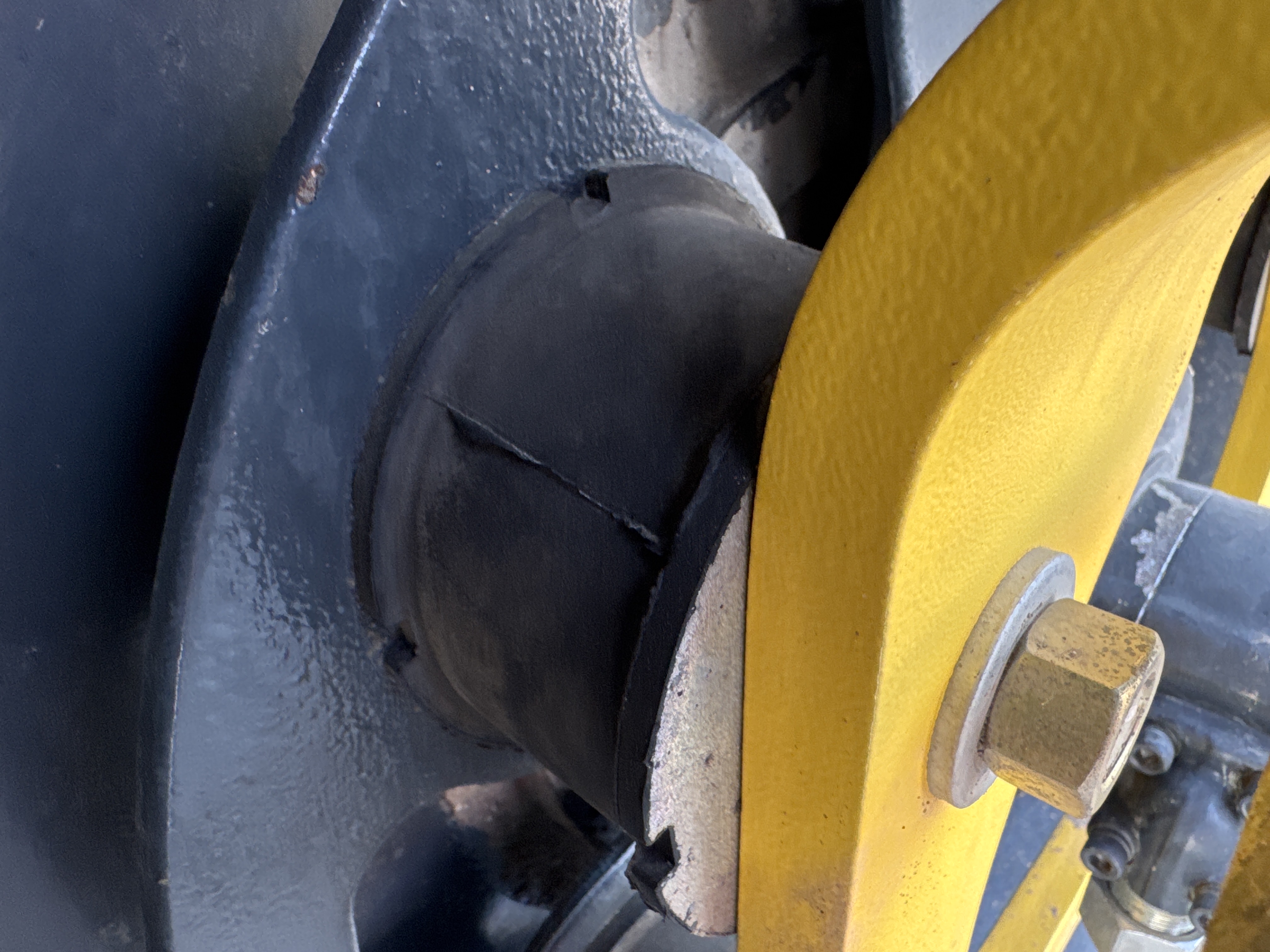 SRC-004-Bomag-BW-120-AD-5-Tandem-rollers-inspection-Chassis-Rear-isolation-buffer-2