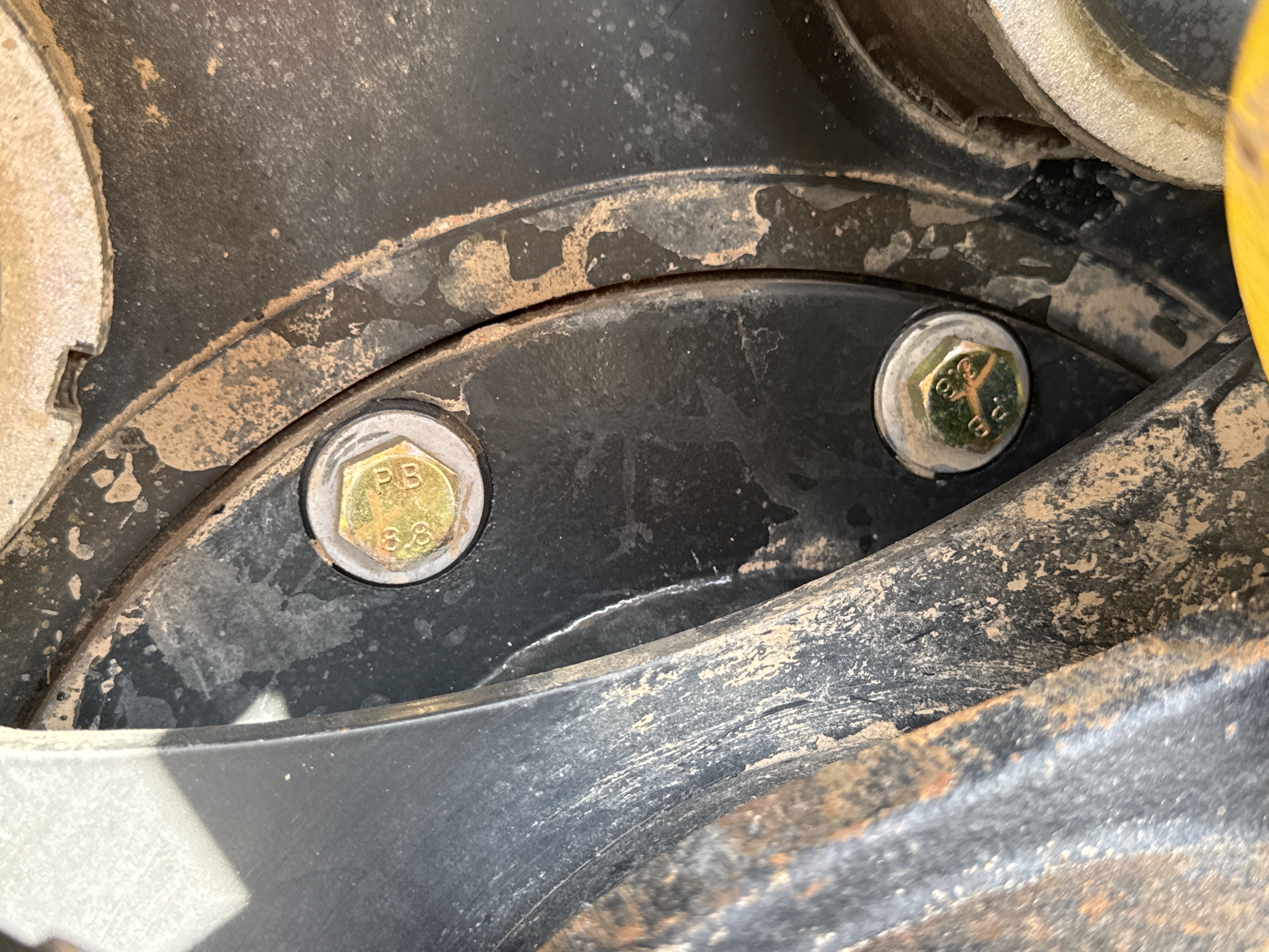 SRC-004-Bomag-BW-120-AD-5-Tandem-rollers-inspection-Chassis-Front-drum-bearing-housing-2