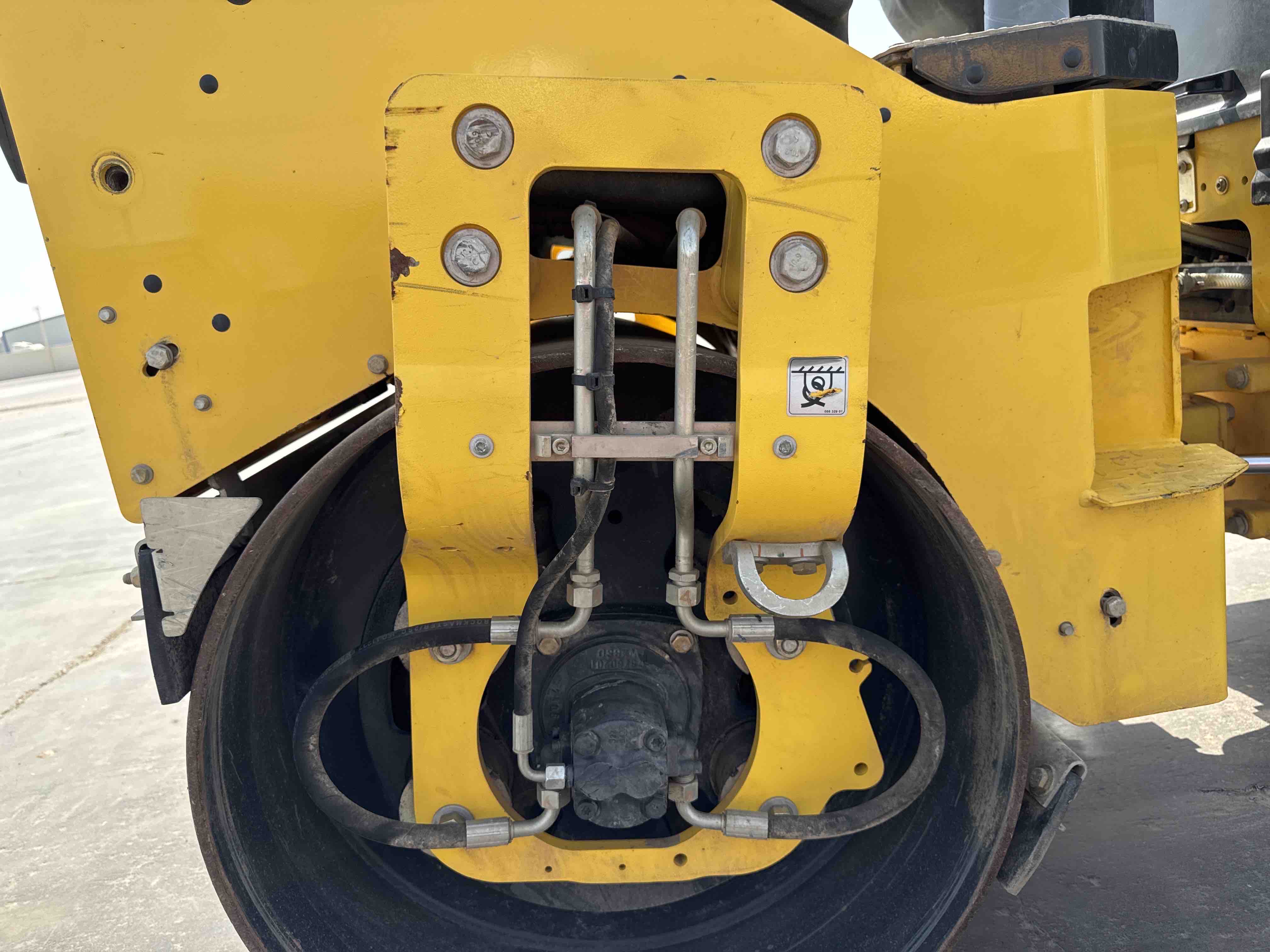 SRC-004-Bomag-BW-120-AD-5-Tandem-rollers-inspection-Chassis-Rear-drum-forks-2