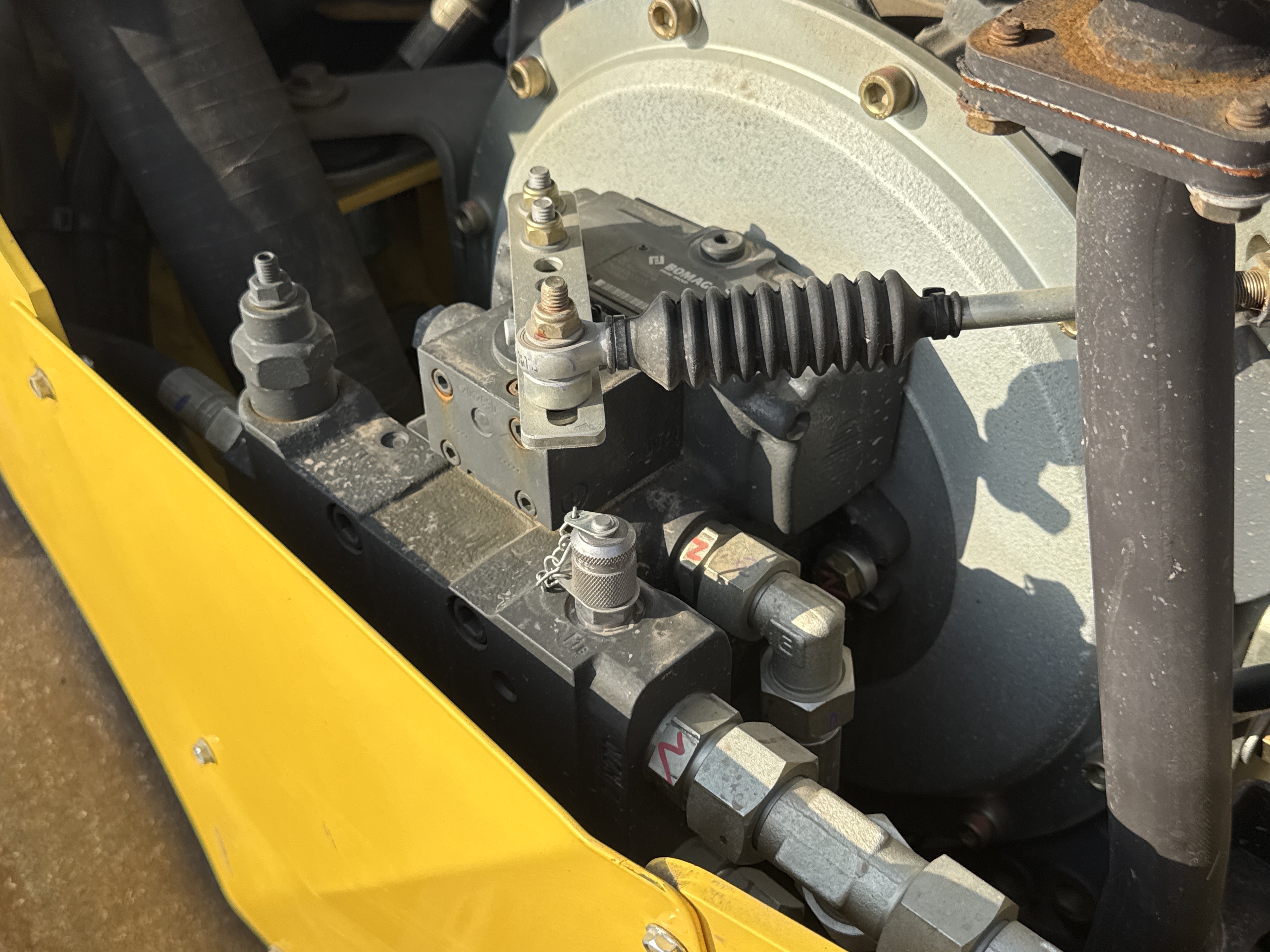 SRC-004-Bomag-BW-120-AD-5-Tandem-rollers-inspection-Hydraulics-Hydraulic-pump-2