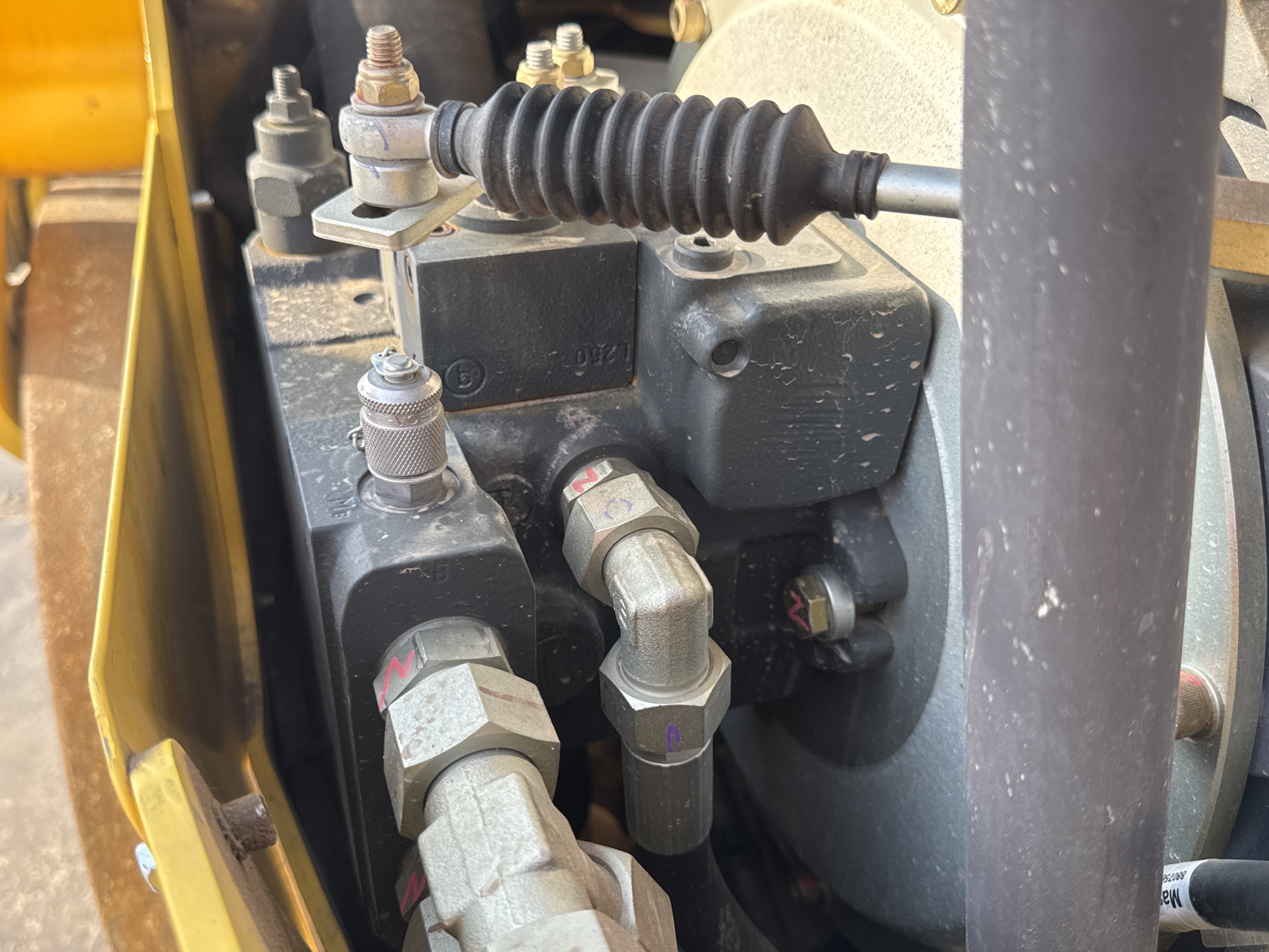 SRC-004-Bomag-BW-120-AD-5-Tandem-rollers-inspection-Hydraulics-Hydraulic-pump-3