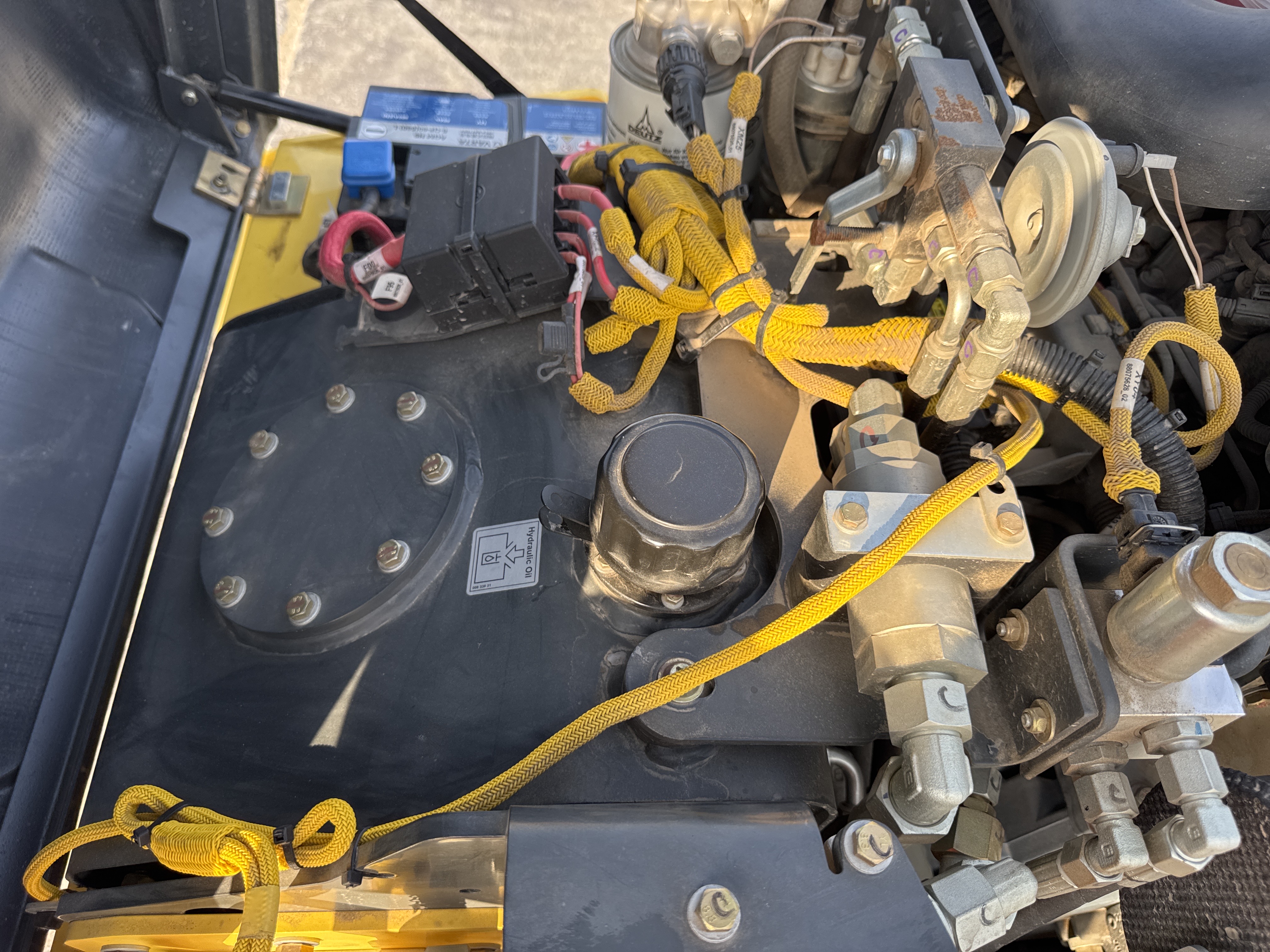SRC-004-Bomag-BW-120-AD-5-Tandem-rollers-inspection-Hydraulics-Hydraulic-Tank-2