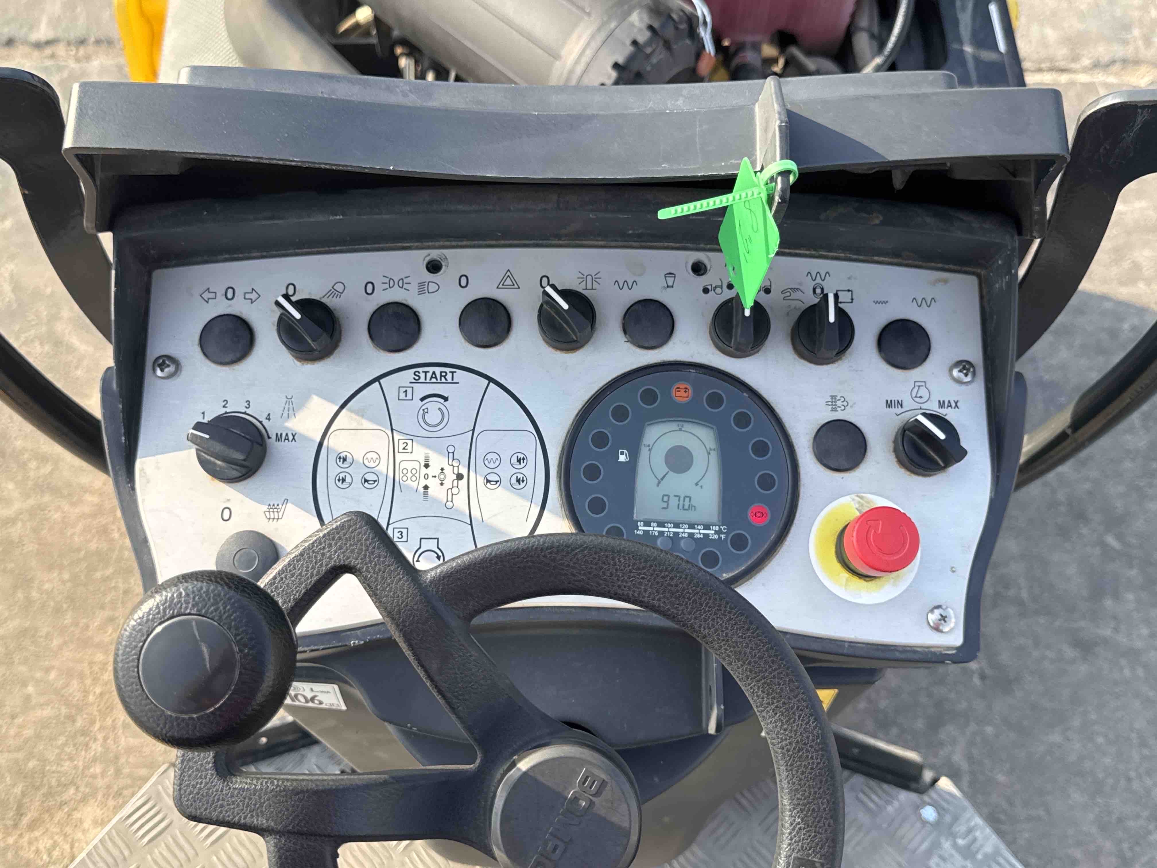 SRC-004-Bomag-BW-120-AD-5-Tandem-rollers-inspection-Cabin-Electronic-instrument-board-2