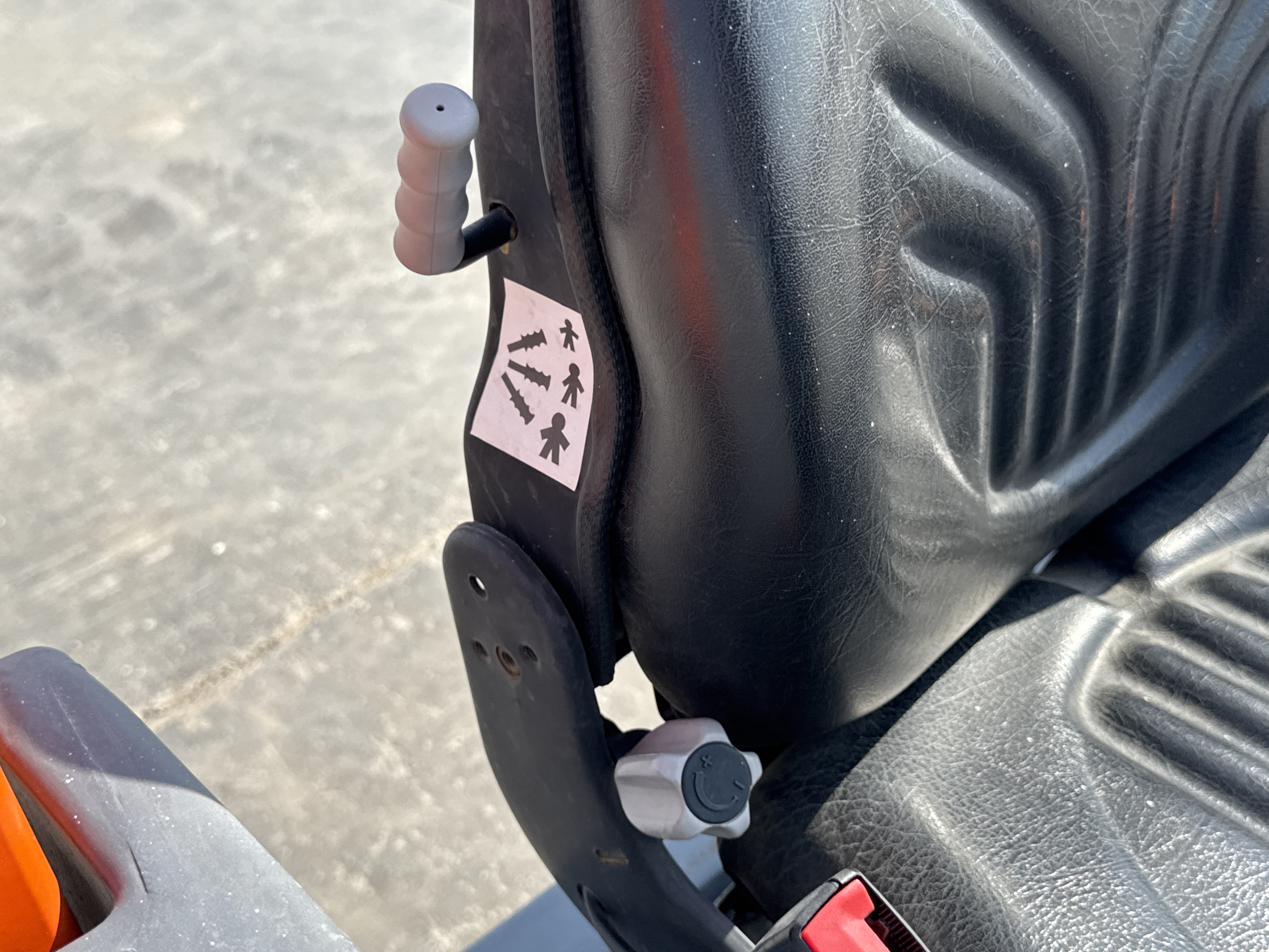 SRC-002-Hamm-HD-12-VV-Tandem-rollers-inspection-Cabin-Seats/armrests-2